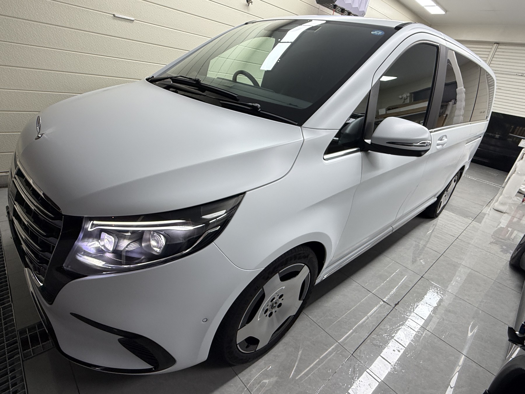 透明マットPPF施工後の同じV220d、フロント斜め