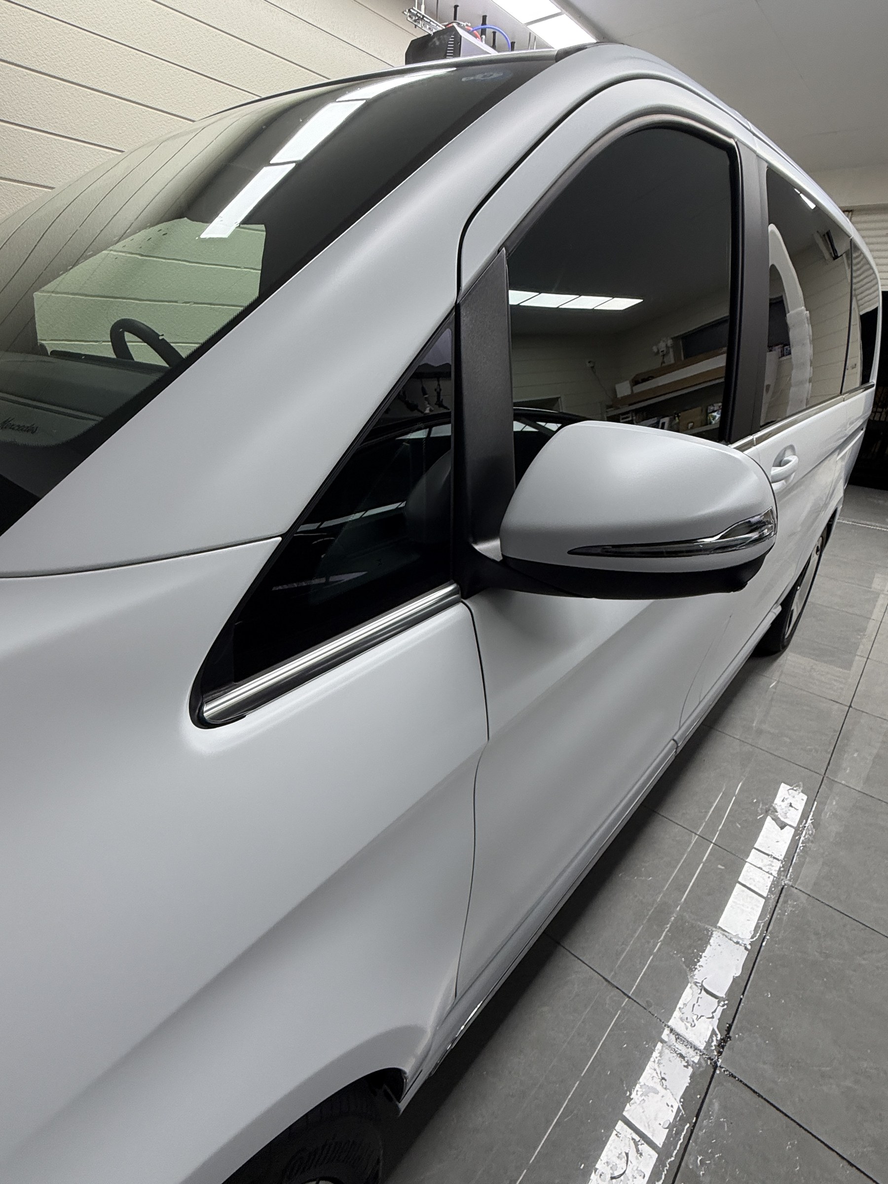 透明マットPPF施工後の同じV220d、ミラーとドア
