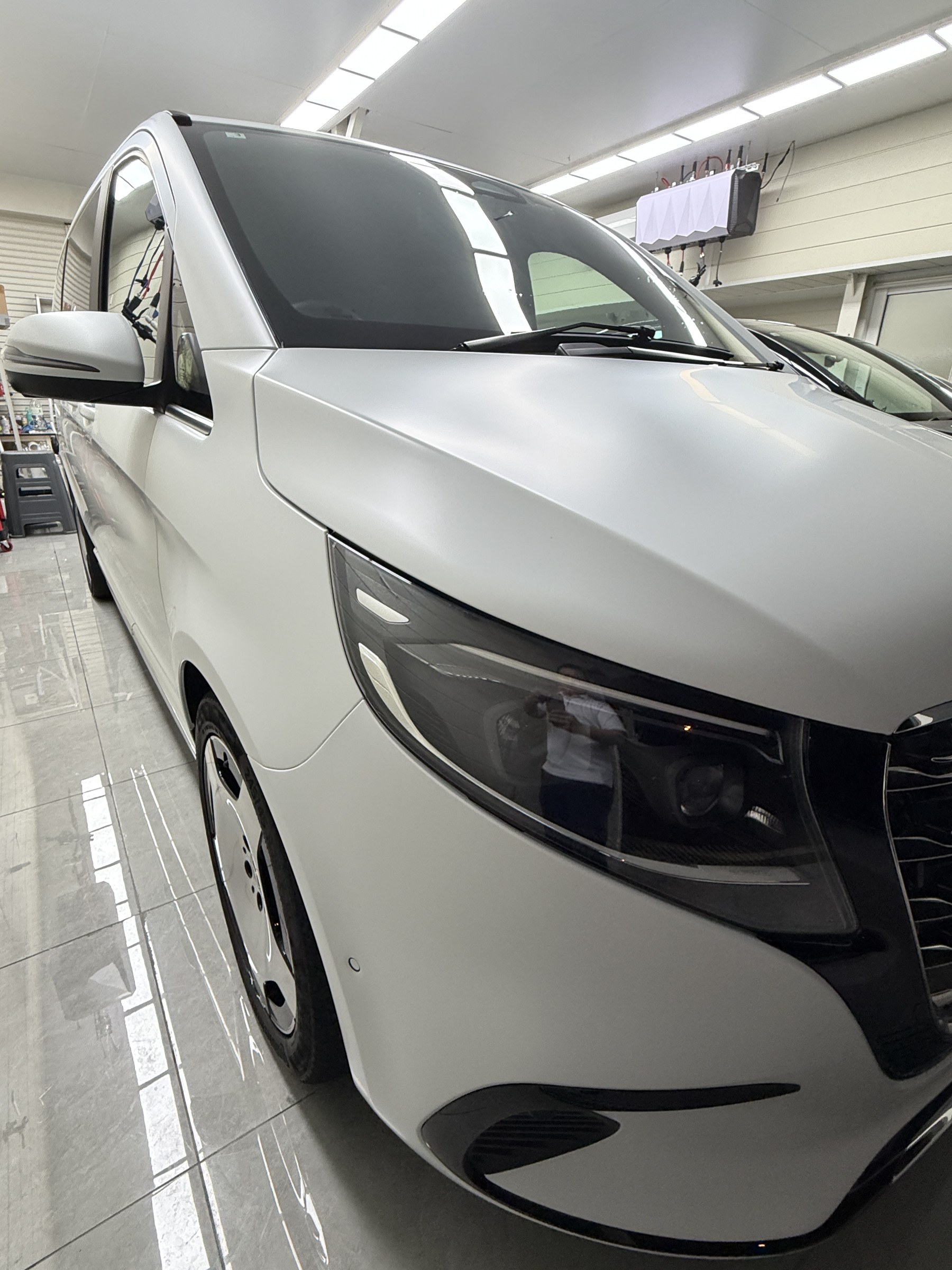 透明マットPPF施工後の白いV220d、フロントの質感