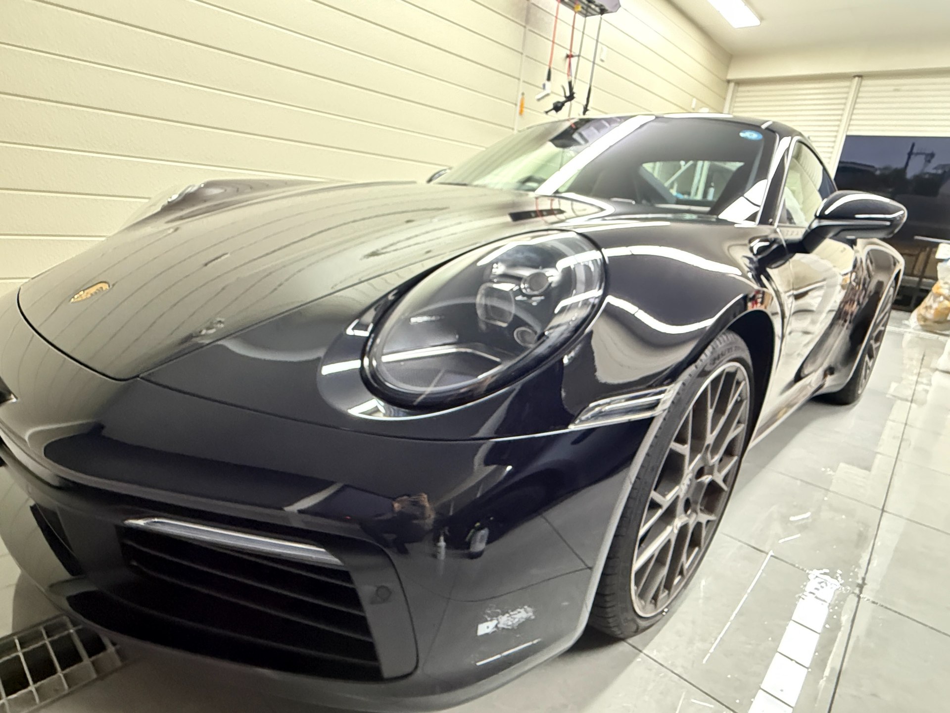 黒のポルシェ911(992.1)EISUI透明PPF施工後:低いアングルから見るフロントの曲面
