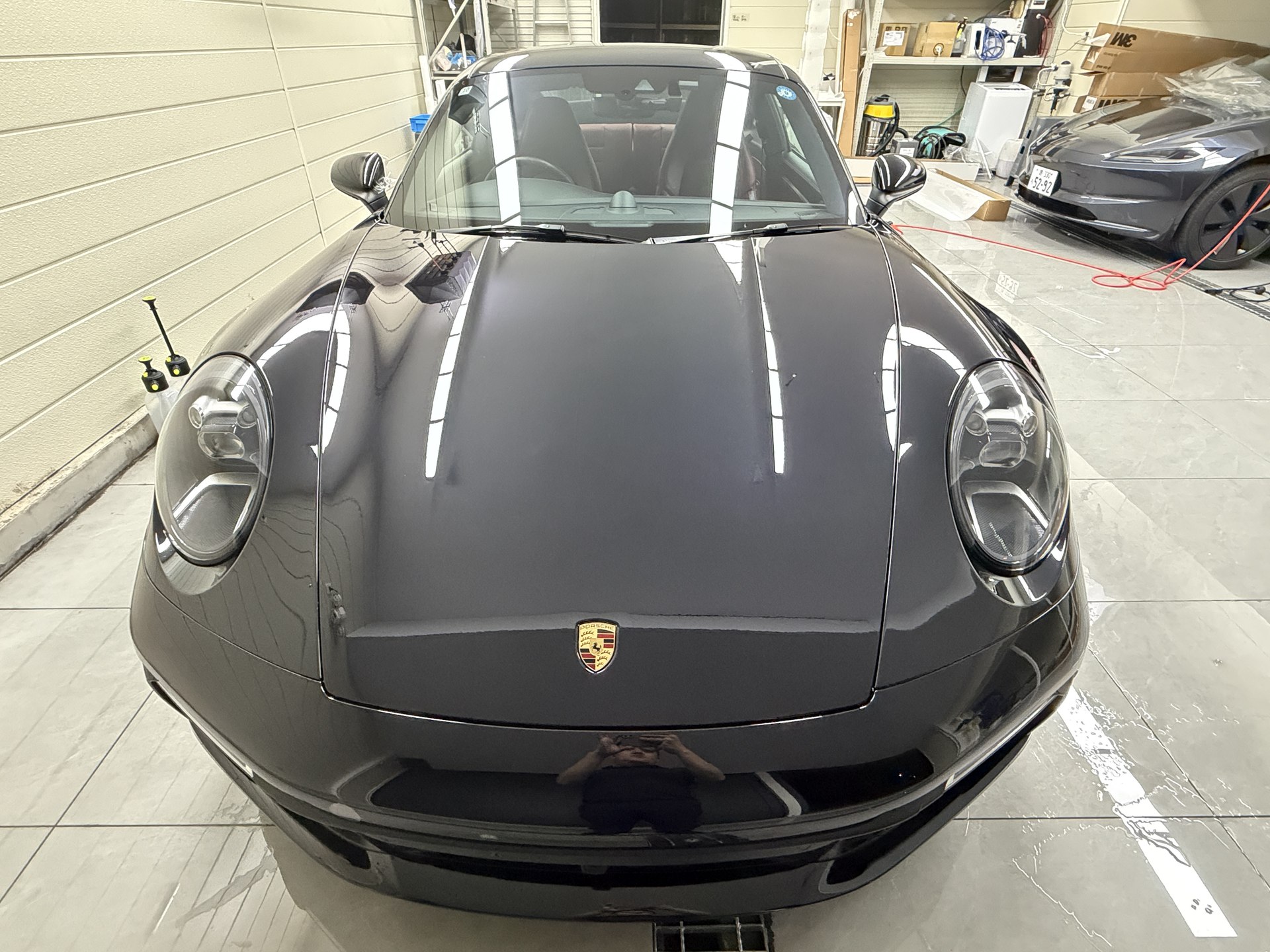 黒のポルシェ911(992.1)EISUI透明PPF施工後:正面|ボンネットからフロントへ