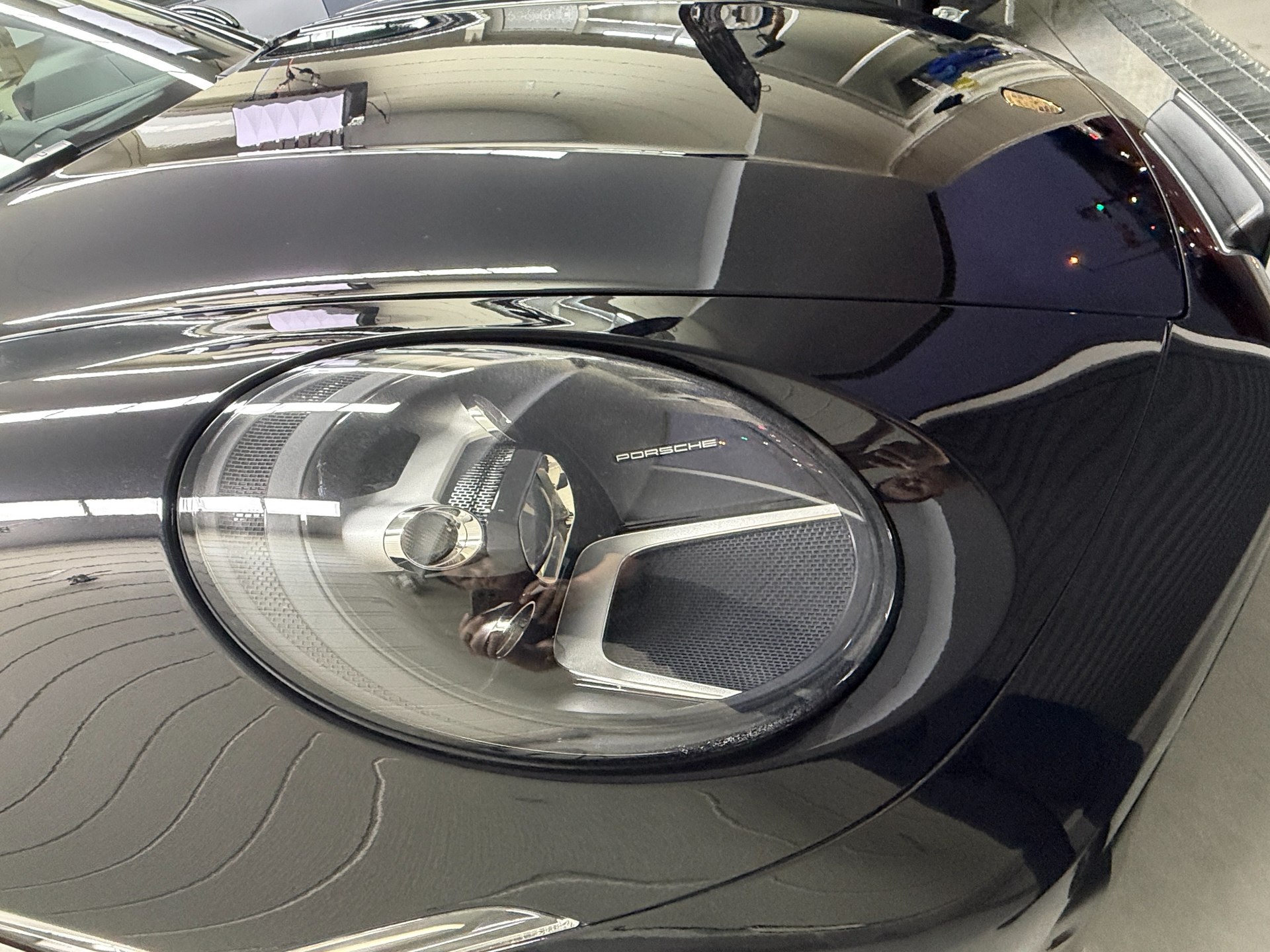 黒のポルシェ911(992.1)EISUI透明PPF施工後:ヘッドライト周囲の曲面