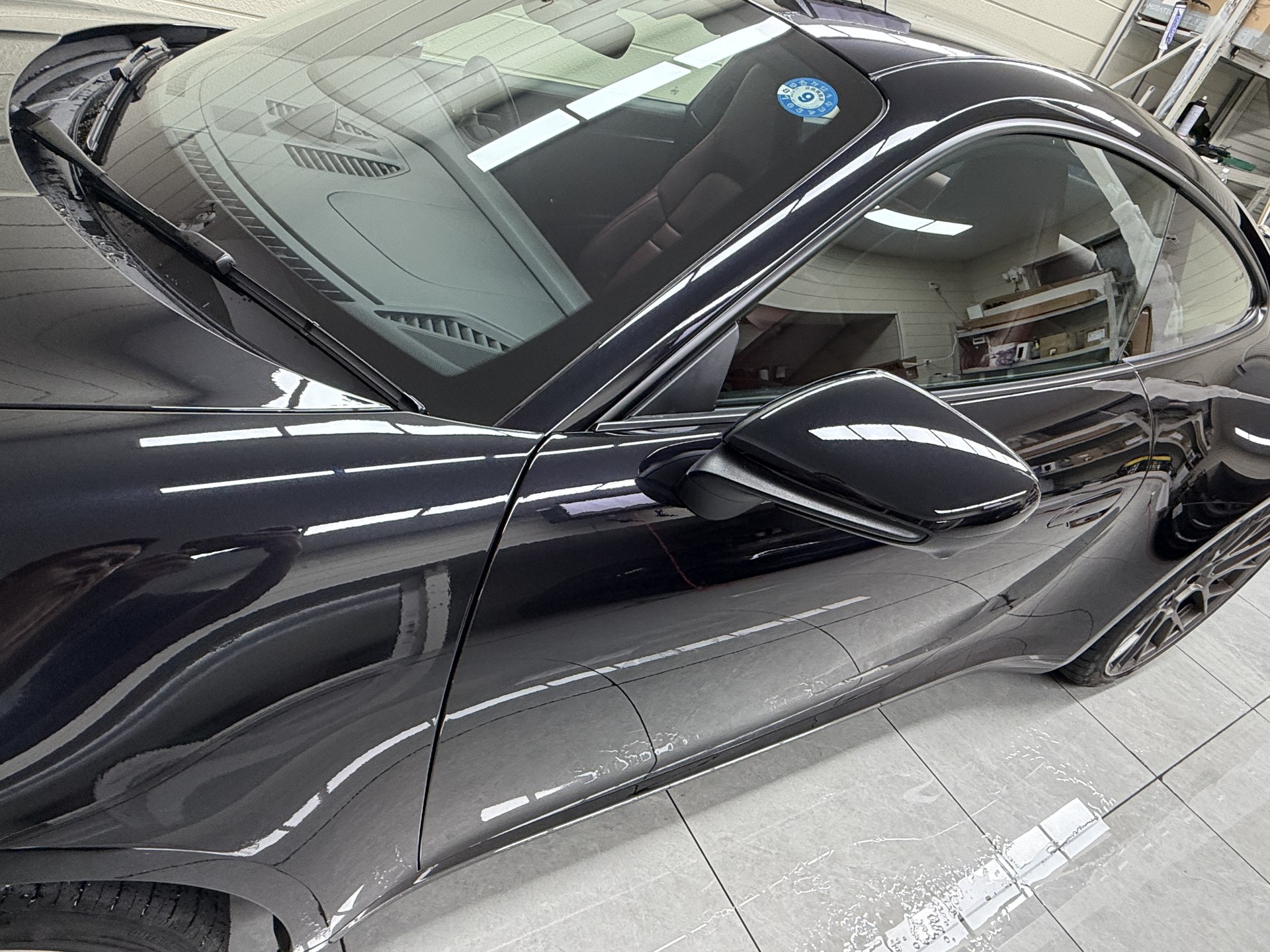 黒のポルシェ911(992.1)EISUI透明PPF施工後:ドアミラーとドア周辺