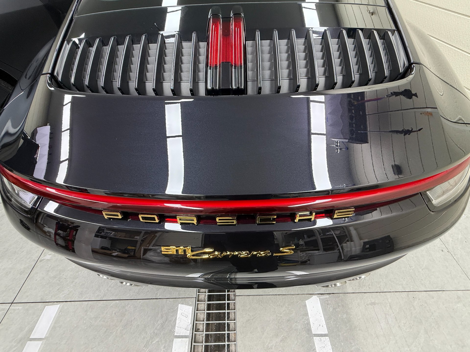 黒のポルシェ911(992.1)EISUI透明PPF施工後:リアデッキ周辺の艶