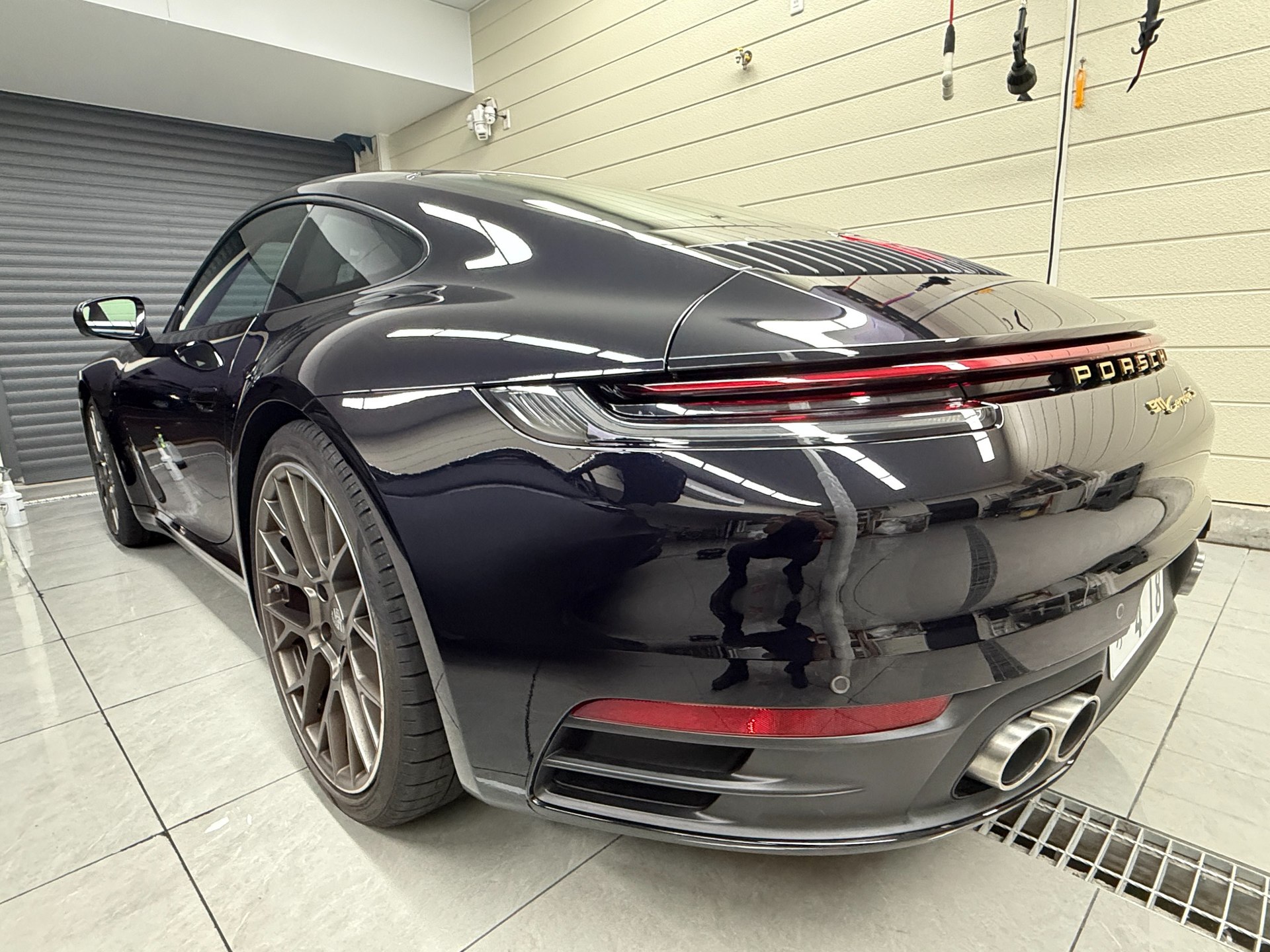 黒のポルシェ911(992.1)EISUI透明PPF施工後:リア斜め|フェンダーの立体感