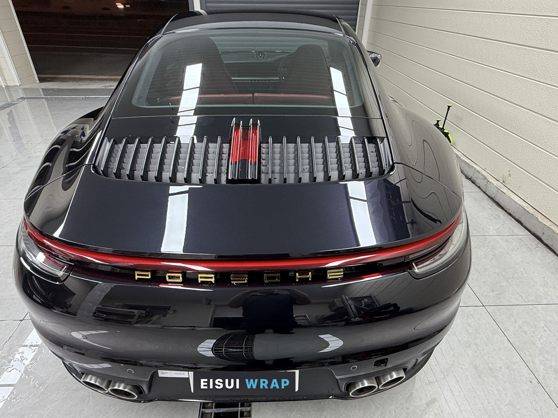 黒のポルシェ911(992.1)EISUI透明PPF施工後:リア|後方から見る仕上がり
