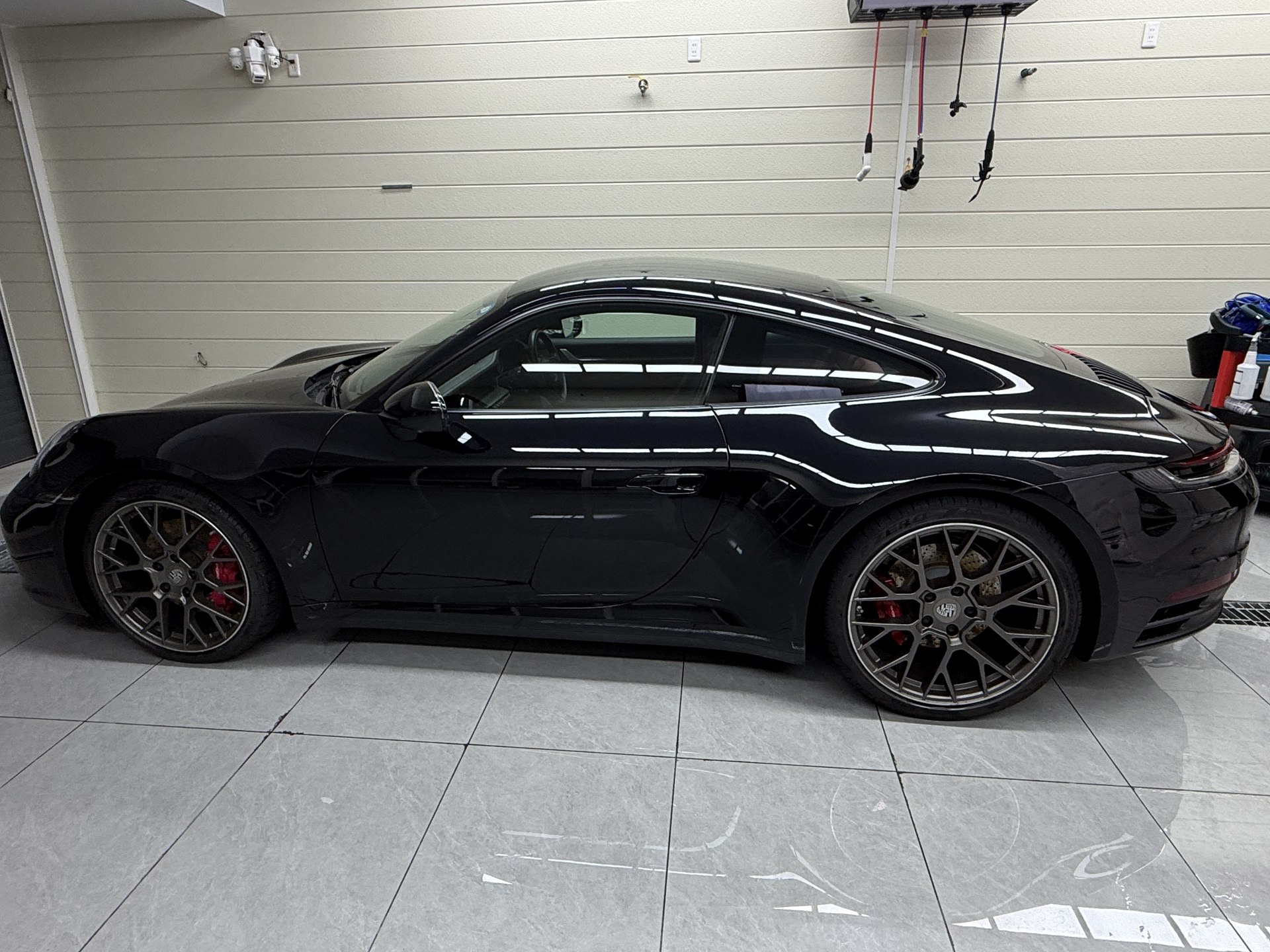 黒のポルシェ911(992.1)EISUI透明PPF施工後:サイド|911のシルエット