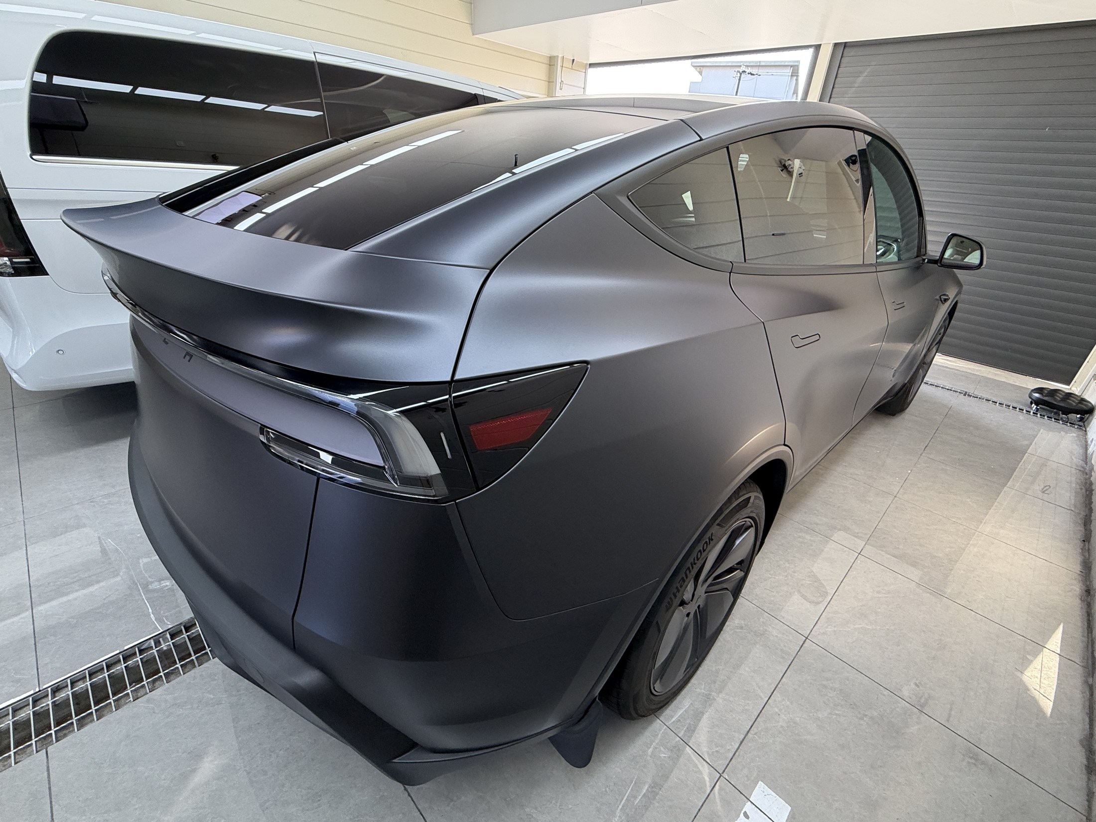 2026年式テスラ Model Y ステルスグレー、EISUI透明マットPPF施工後、リア斜め