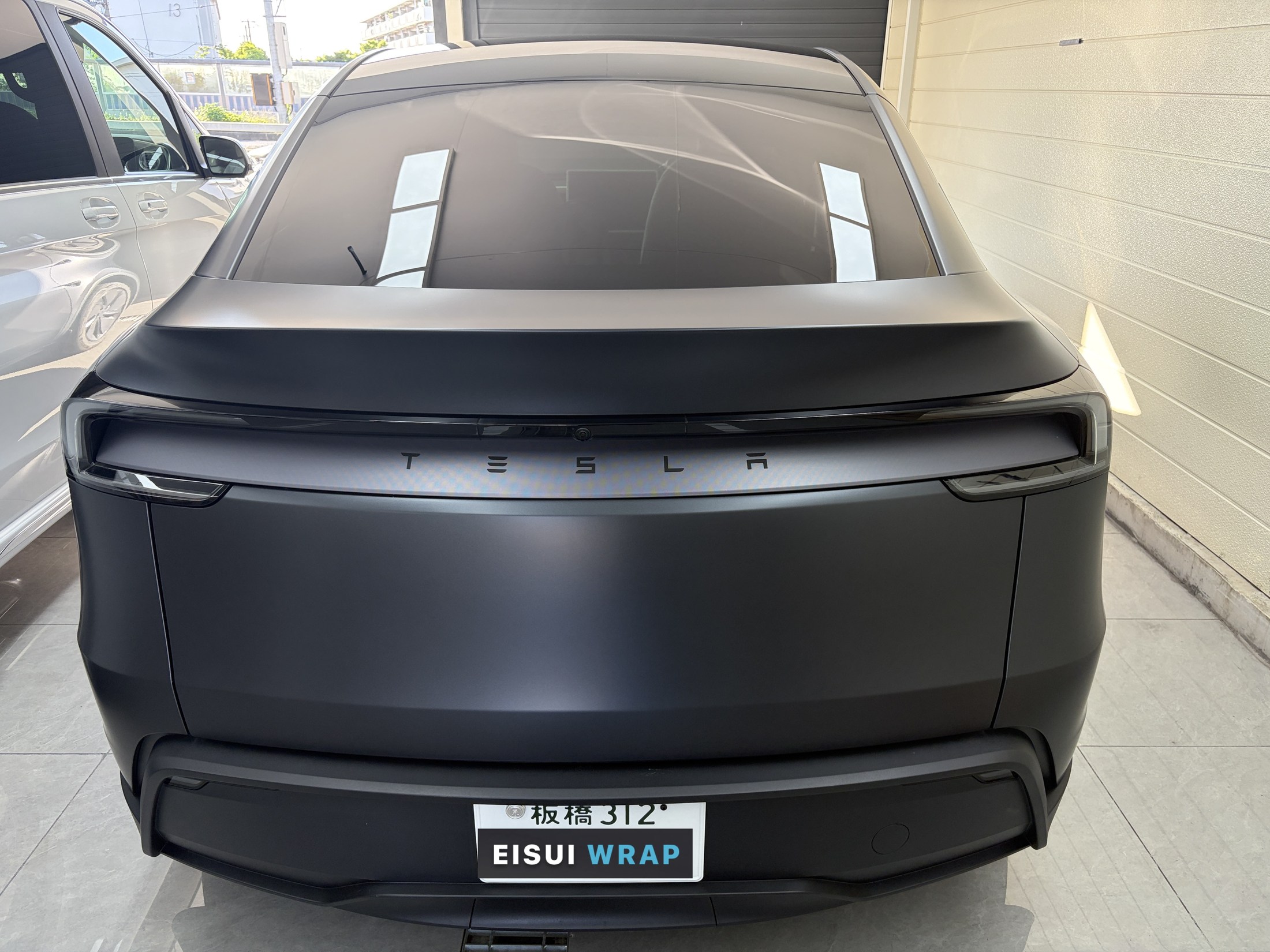 2026年式テスラ Model Y ステルスグレー、EISUI透明マットPPF施工後、リア正面