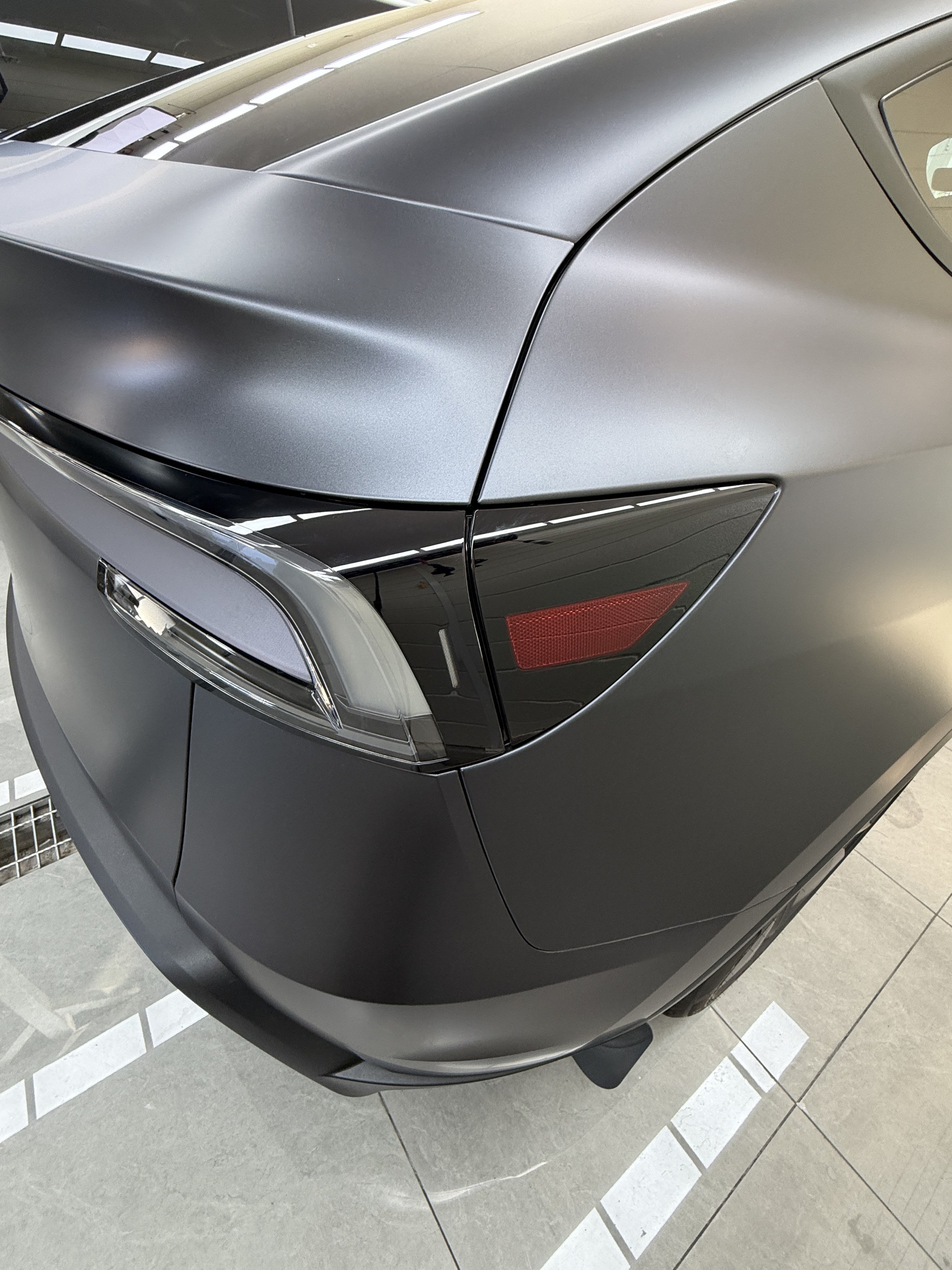 Model Y透明マットPPF施工後のテールランプ周辺