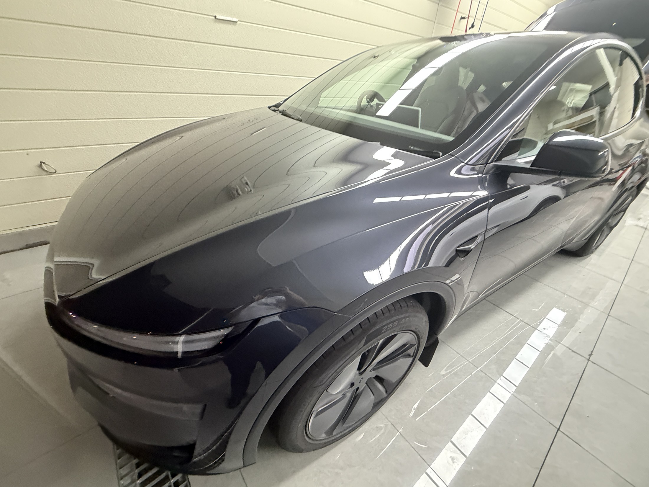 2026年式テスラ Model Y ステルスグレー、透明マットPPF施工前、フロント斜め