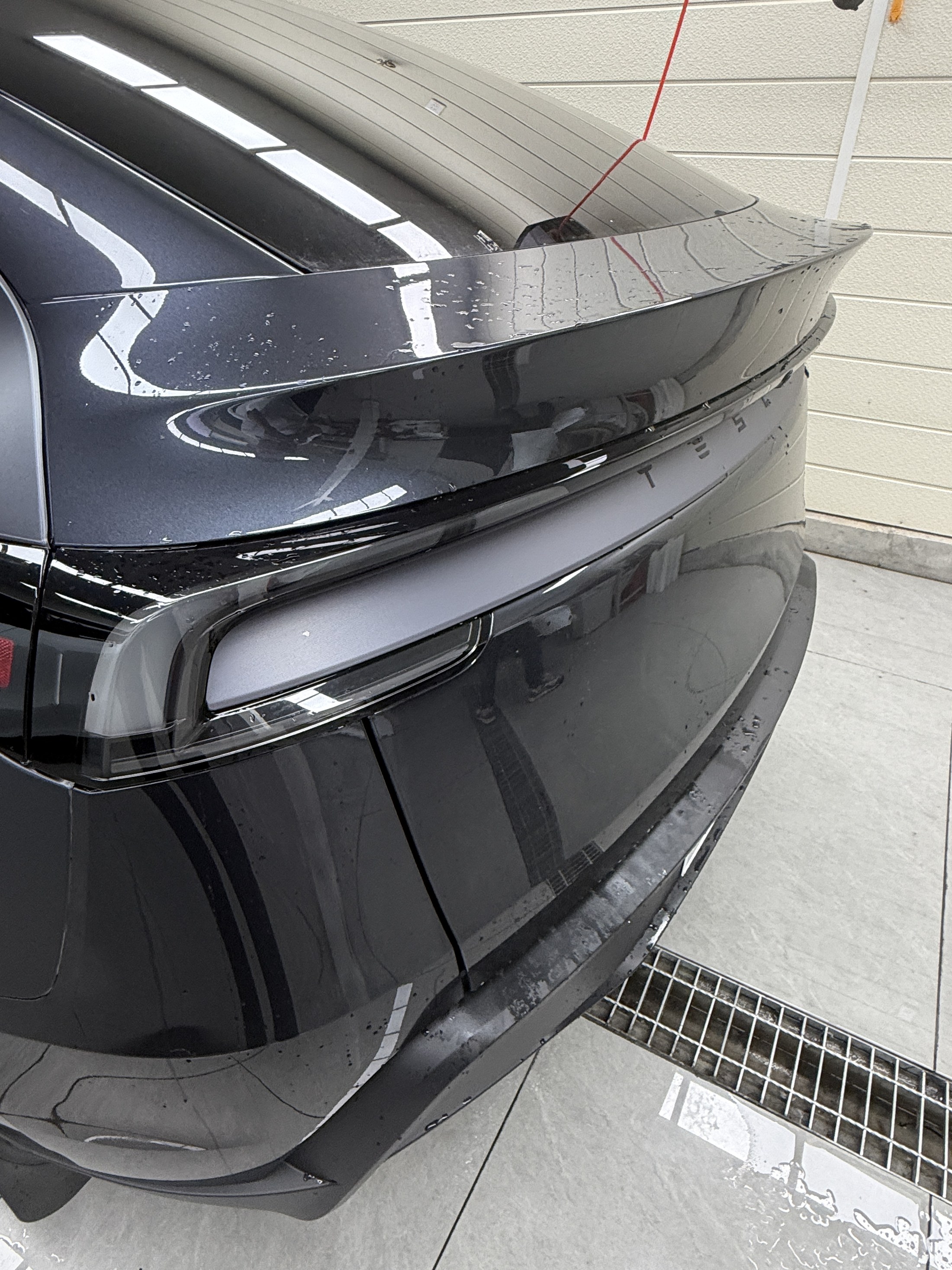 2026年式テスラ Model Y ステルスグレー、透明マットPPF施工前、リア斜め