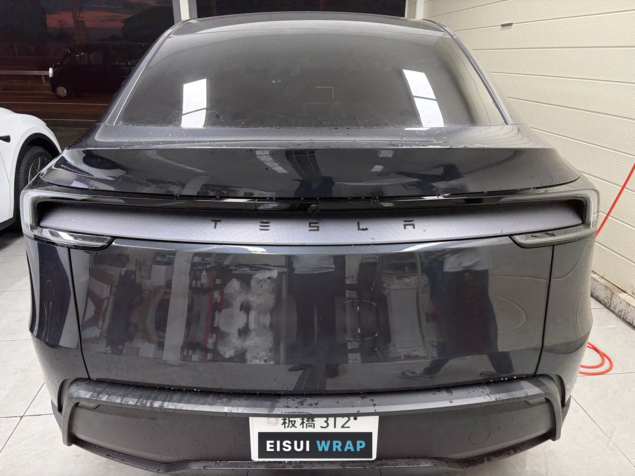 2026年式テスラ Model Y ステルスグレー、透明マットPPF施工前、リア正面