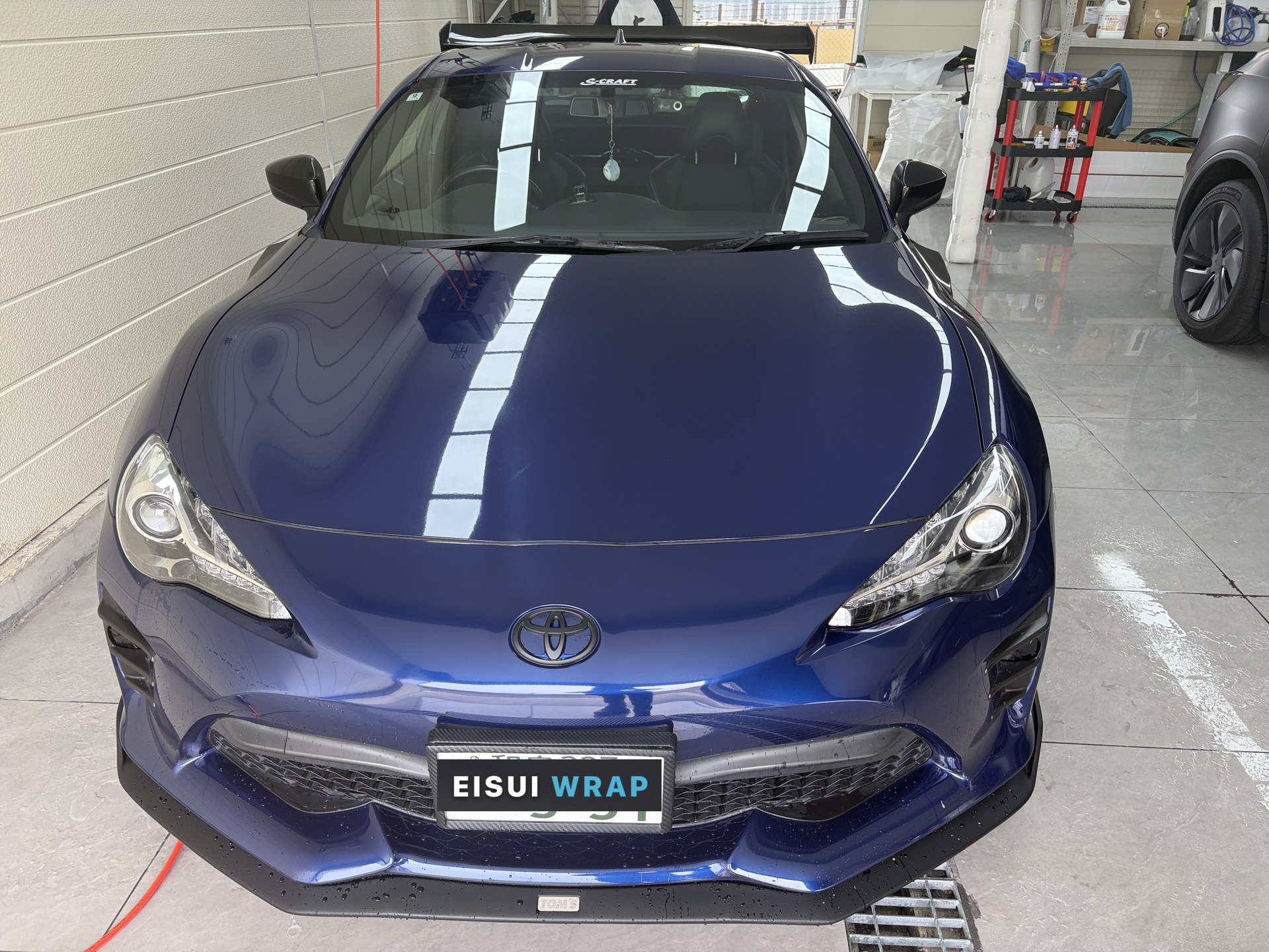 トヨタ86 GT(2020年式)正面、施工前の青いボンネット