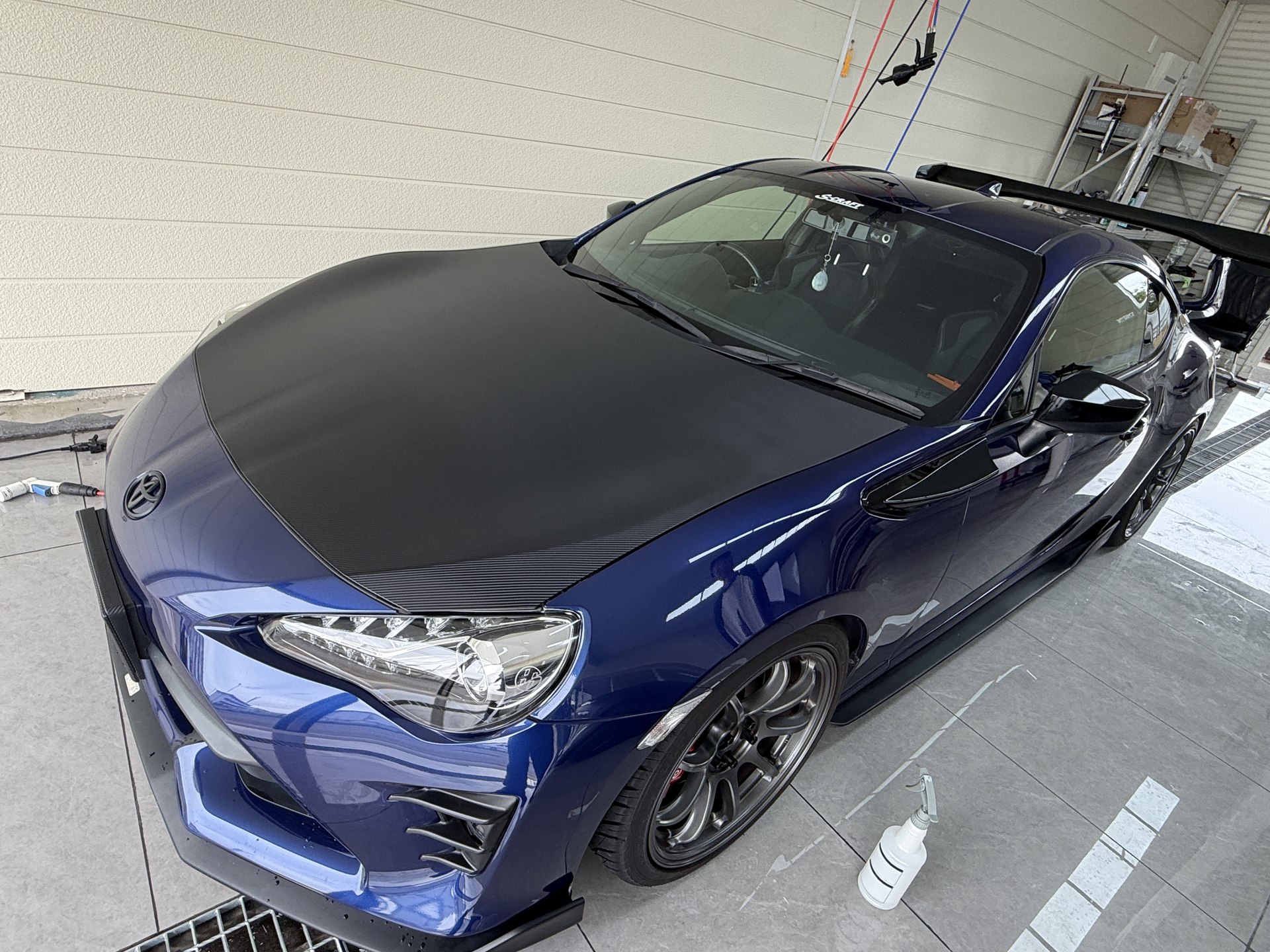 トヨタ86 GT(2020年式)斜め前方①、ブラックのカーボン調ラッピング施工後のボンネット