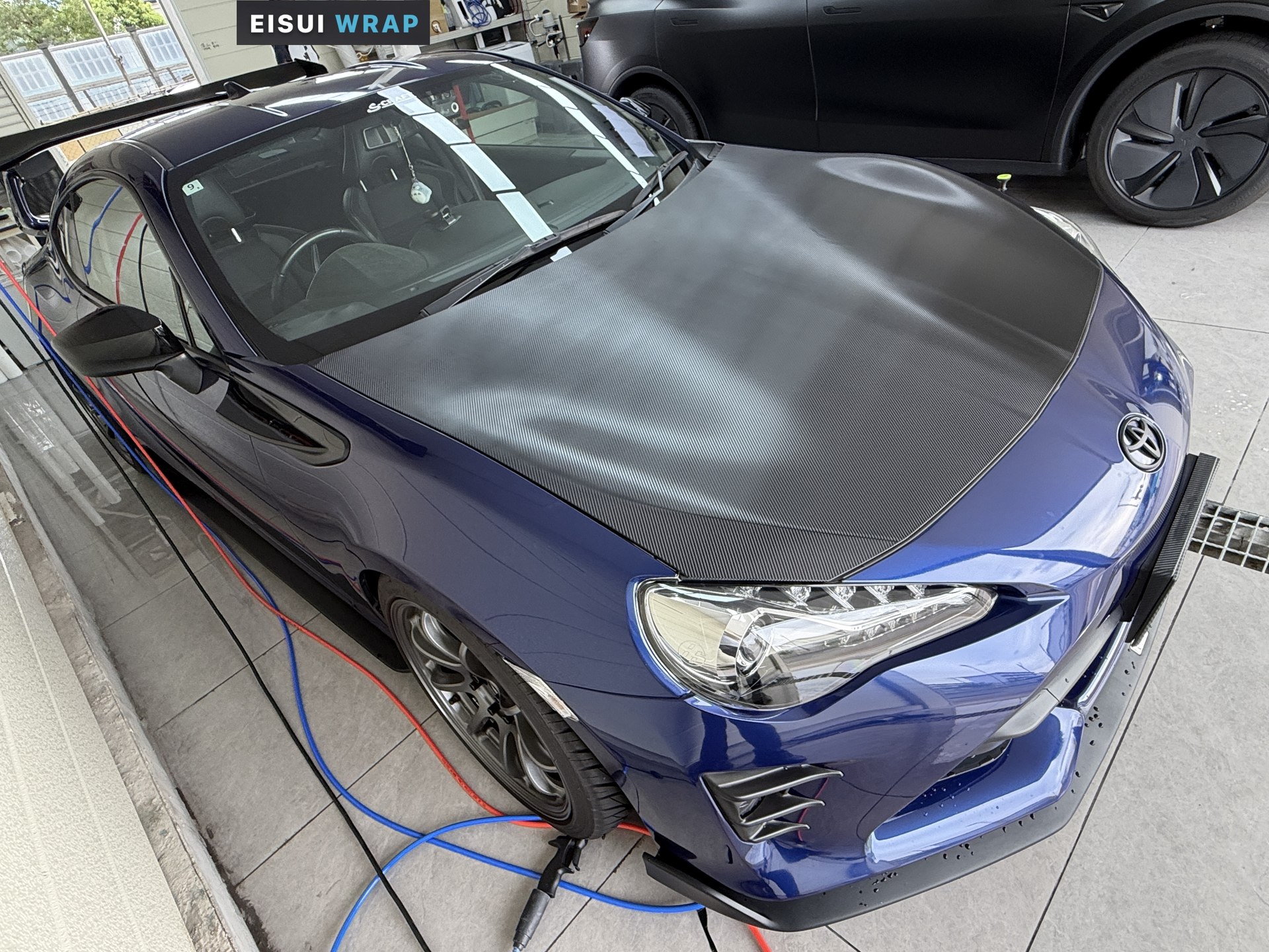 トヨタ86 GT(2020年式)斜め前方②、ブラックのカーボン調ラッピング施工後のボンネット