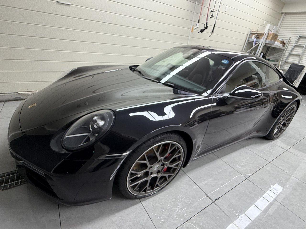 EISUI WRAPで透明PPFを施工した黒いポルシェ911（992.1）のフロント斜め