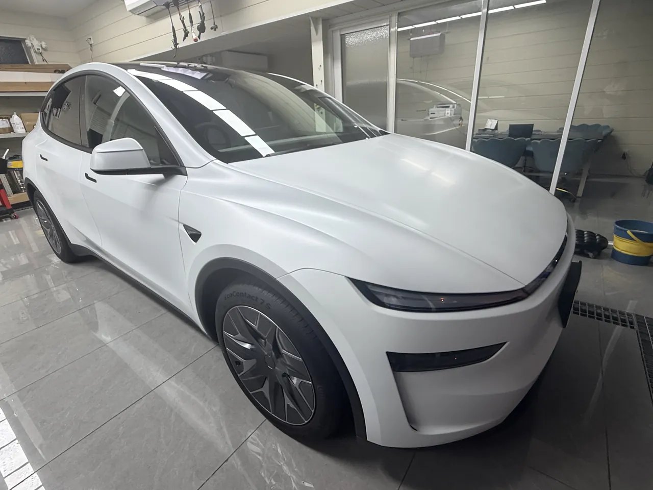 透明サテンPPFとマットブラックの窓枠モールを施工した白いテスラModel Y L