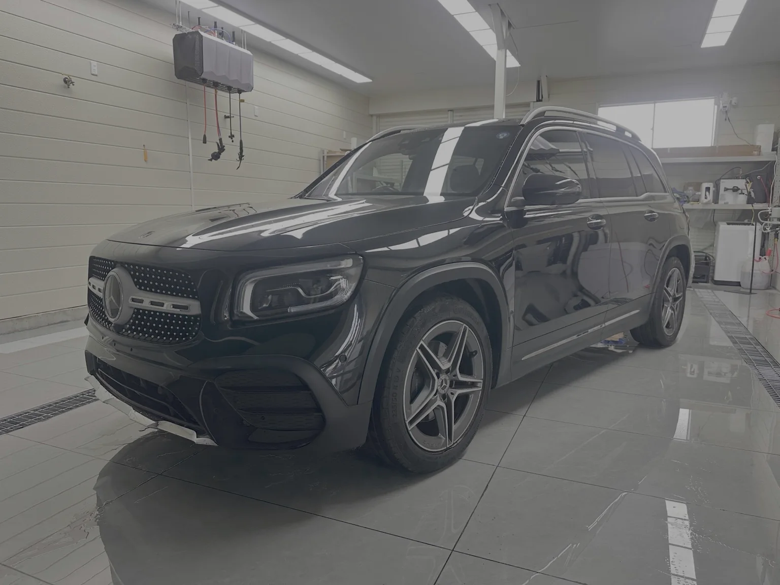 Gloss-black GLB 200 d before installation