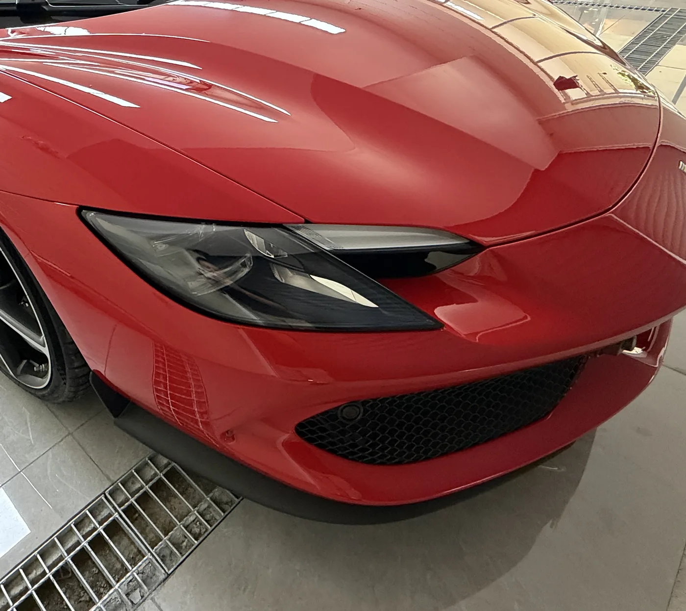 フェラーリ296 GTS フロントバンパー透明PPF細部