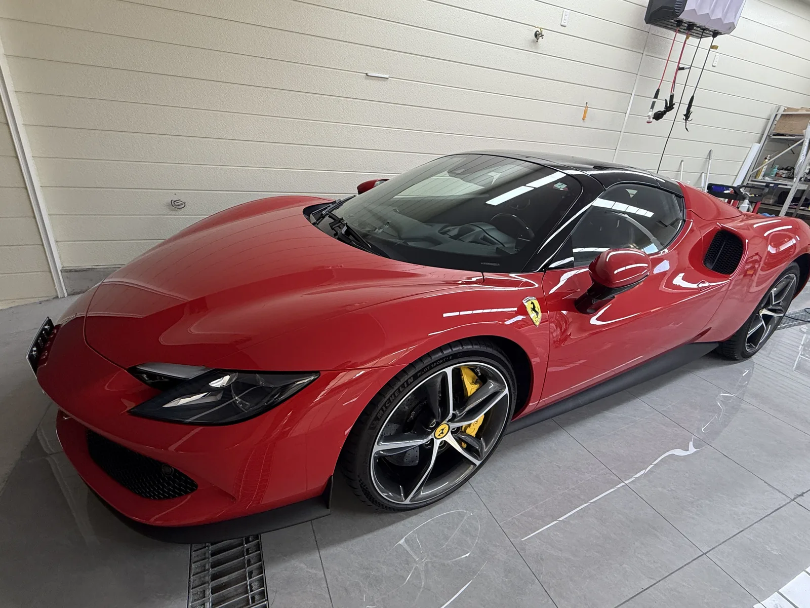 大阪のEISUI WRAPで透明PPFをフル施工した赤いフェラーリ296 GTS