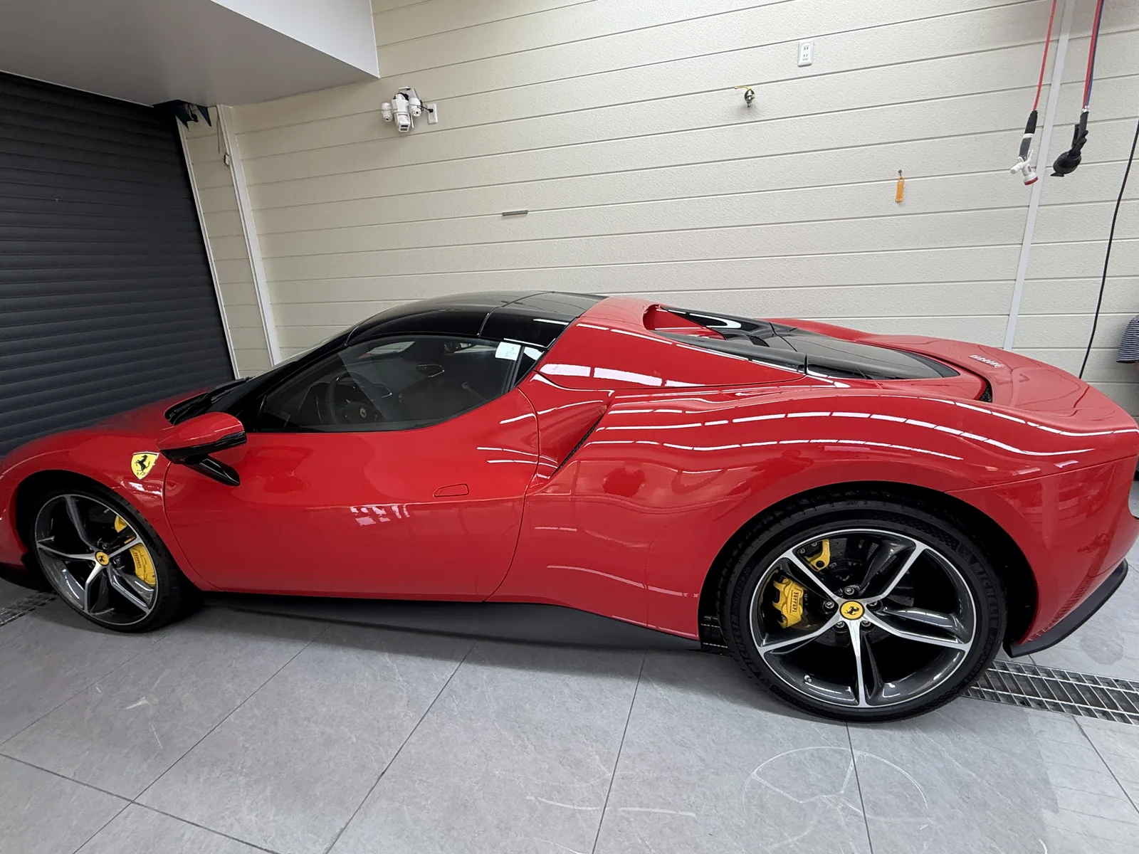 透明PPF施工後のフェラーリ296 GTS サイドビュー
