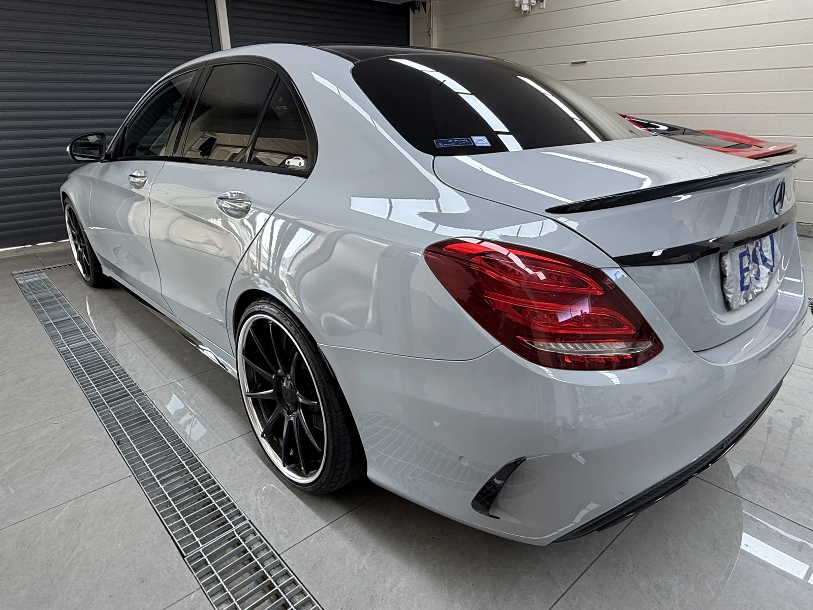 ベンツ W205 Cクラス ナルドグレー フルラッピング施工後 リア斜め