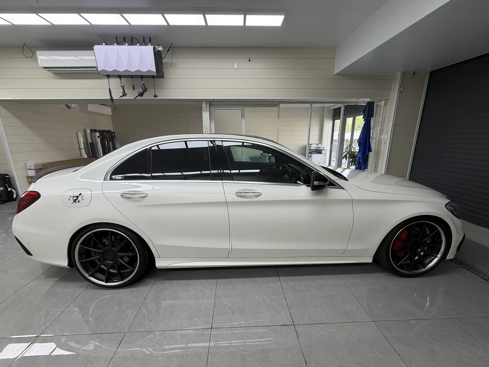 施工前の白いメルセデス・ベンツ W205 Cクラス サイドビュー