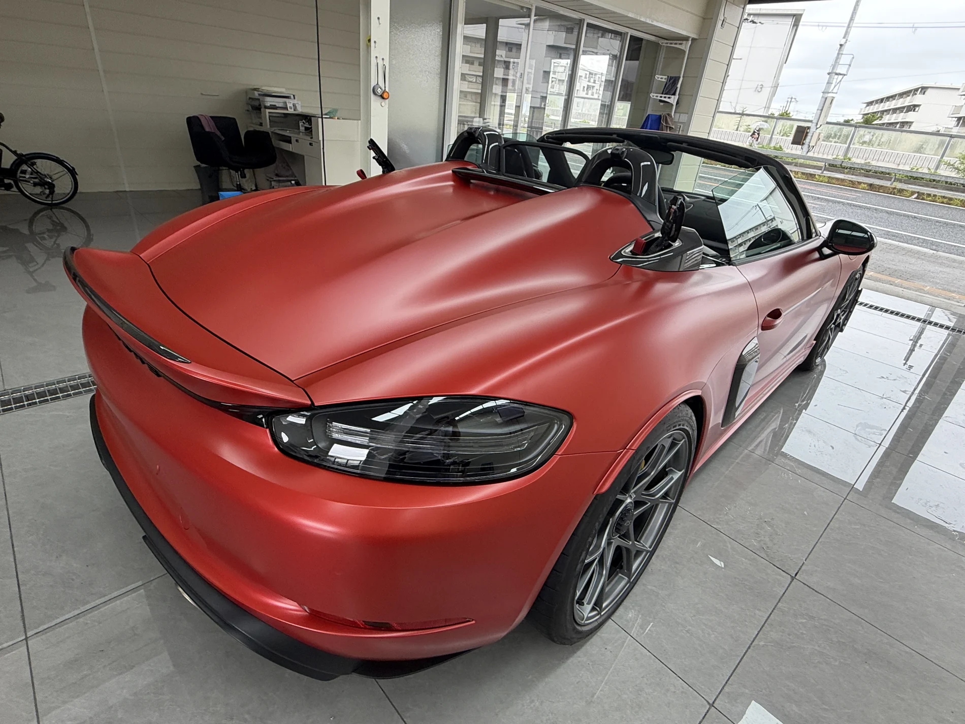 ポルシェ 718 Spyder RS 3M 2080-S363 サテンレッド施工後 リア斜め