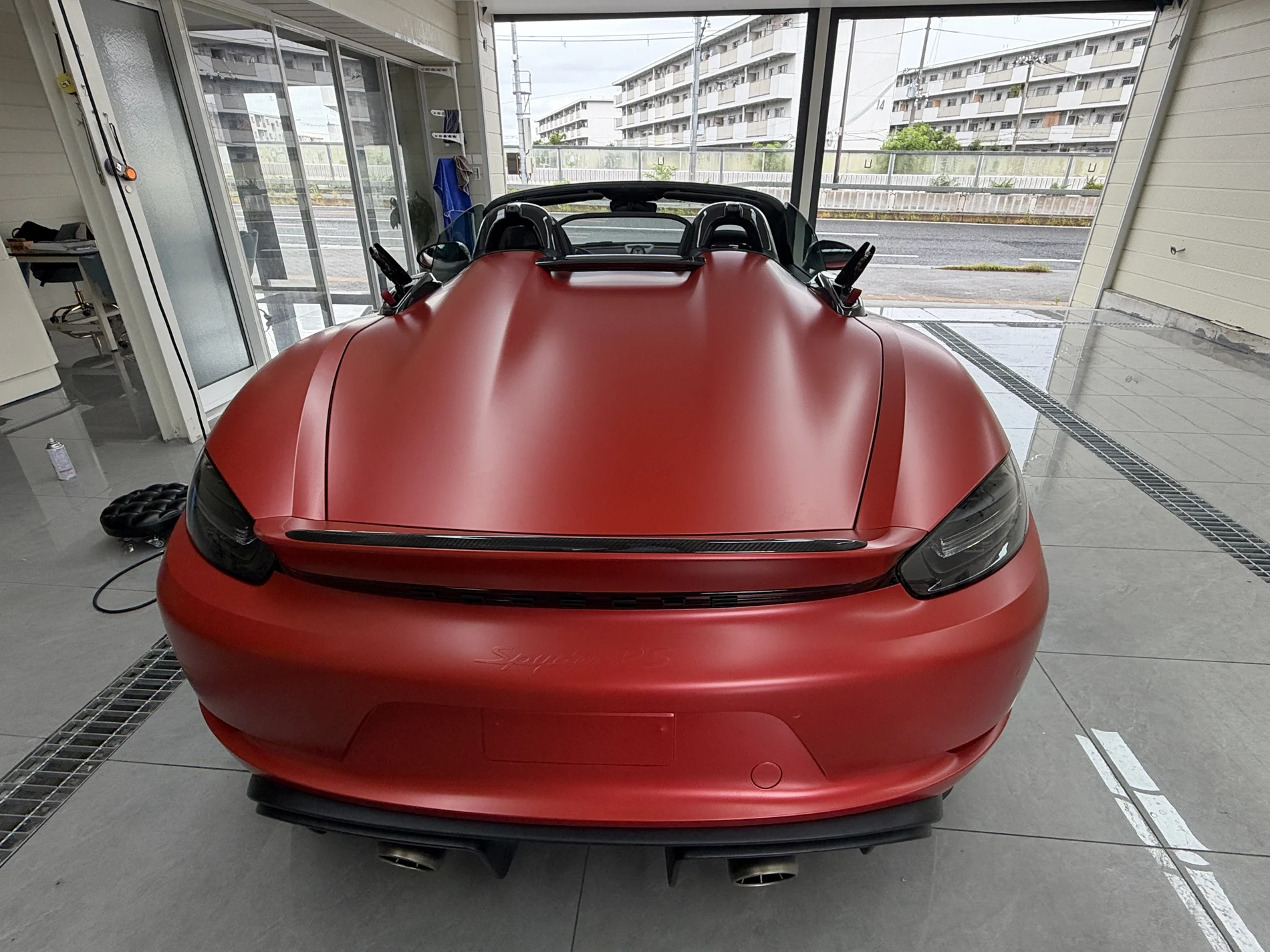 ポルシェ 718 Spyder RS サテン スモルダリングレッド施工後 リアビュー