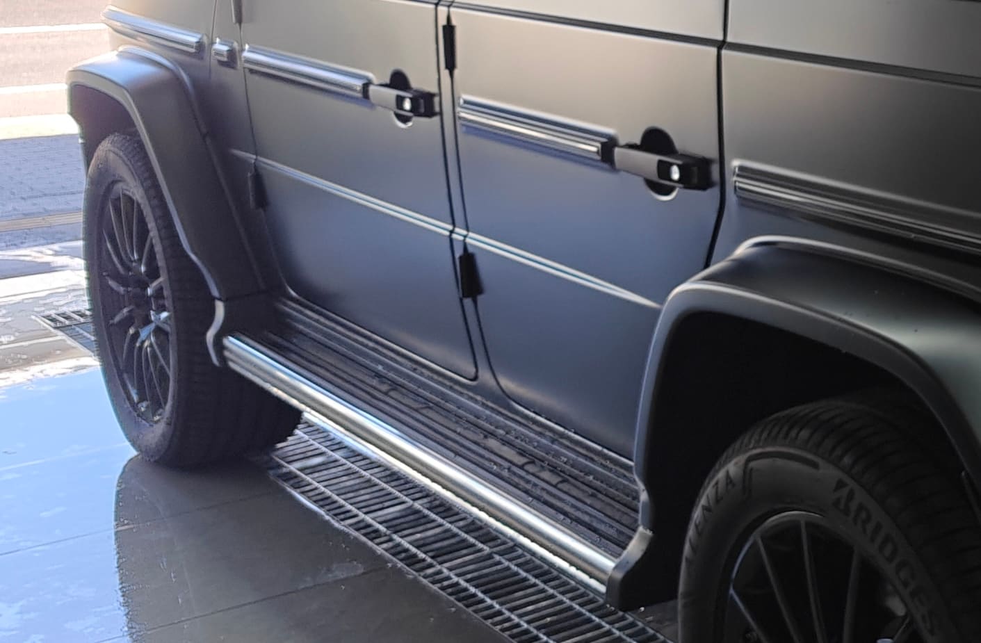 running board and side step detail of Mercedes-Benz G400d Matte Paint PPF Front Set by EISUI WRAP Osaka