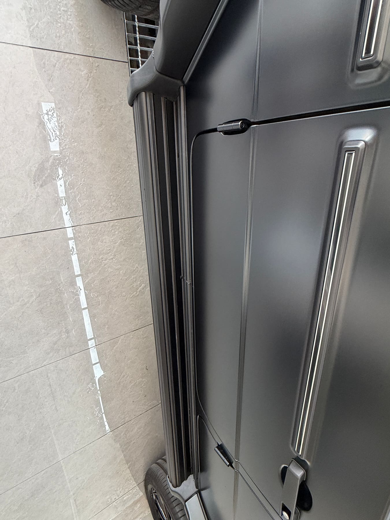 running board and side step detail of Mercedes-Benz G400d Matte Paint PPF Front Set by EISUI WRAP Osaka