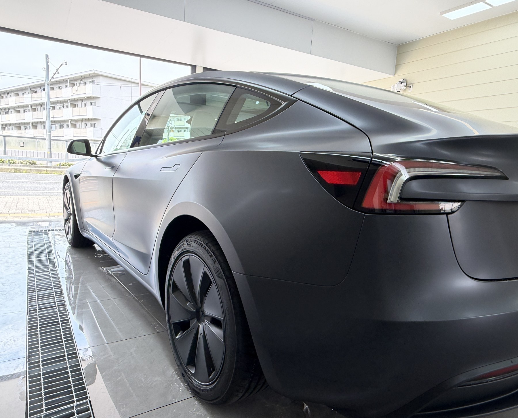 テスラ Model 3 サテン透明PPF施工後 後45度