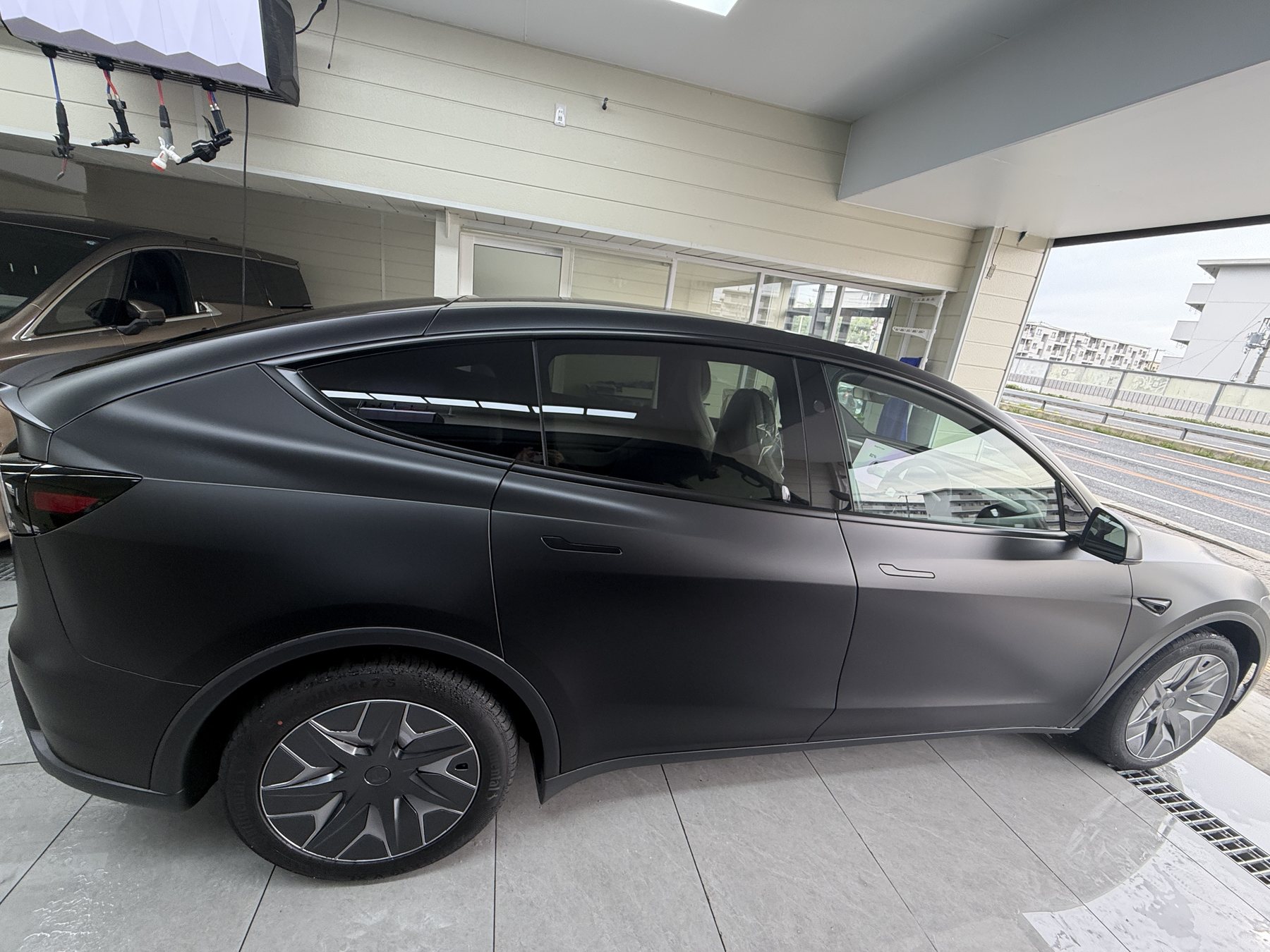 大阪で透明マットPPFを施工したテスラ Model Y Lのサイド