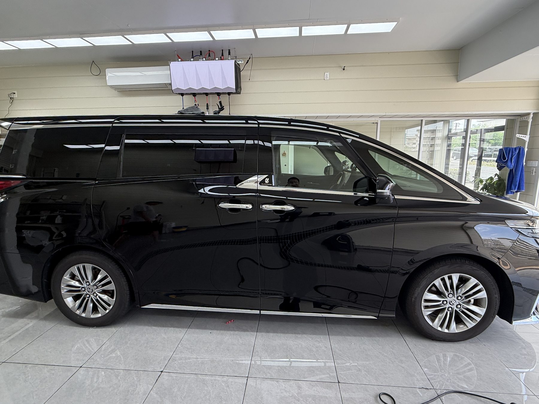Toyota Alphard 40 side view after clear PPF installation