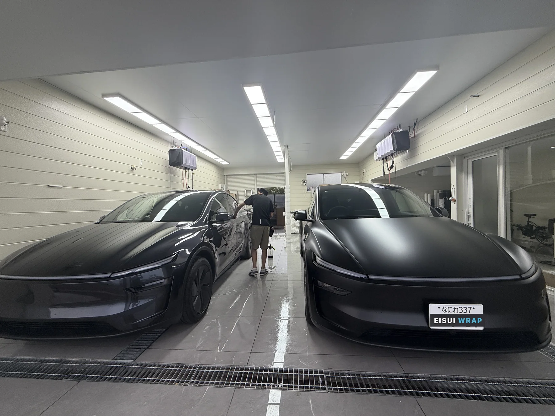 大阪市住之江区 EISUI WRAP 黒とステルスグレーの新型Tesla Model Y 2台同時 透明マットPPF施工事例