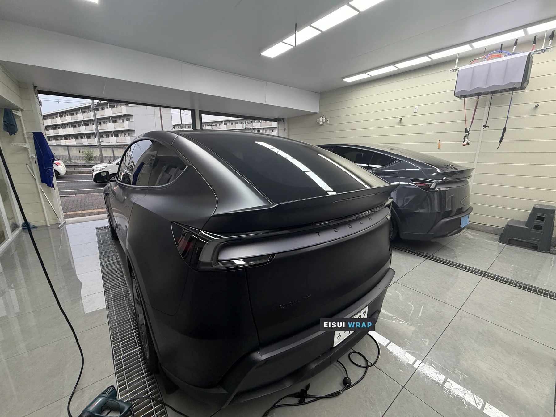 大阪市住之江区 EISUI WRAP 店内でのTesla Model Y 2台同時PPF施工