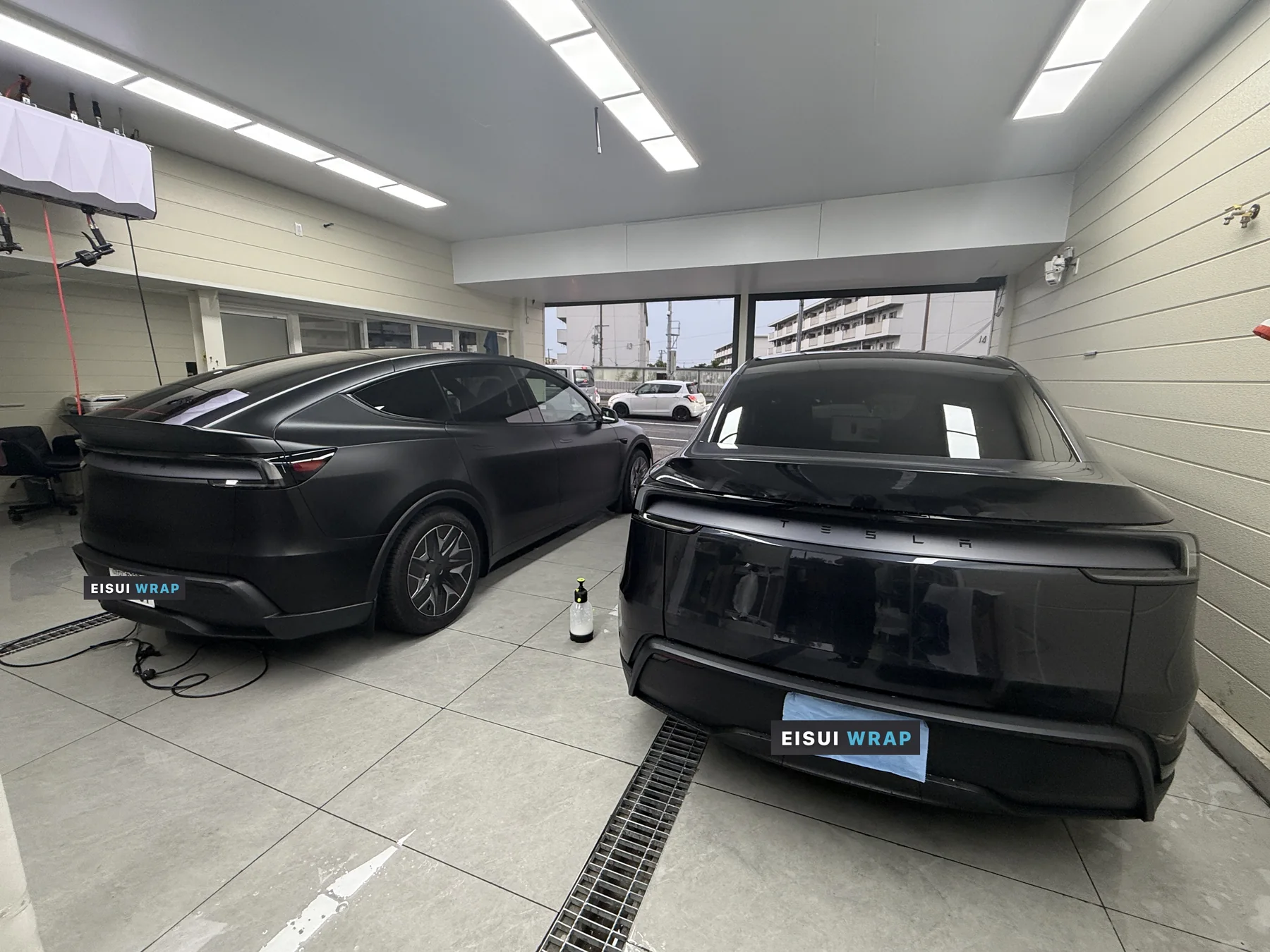 大阪 テスラ Model Y 黒とステルスグレー 2台同時 透明マットPPF施工風景