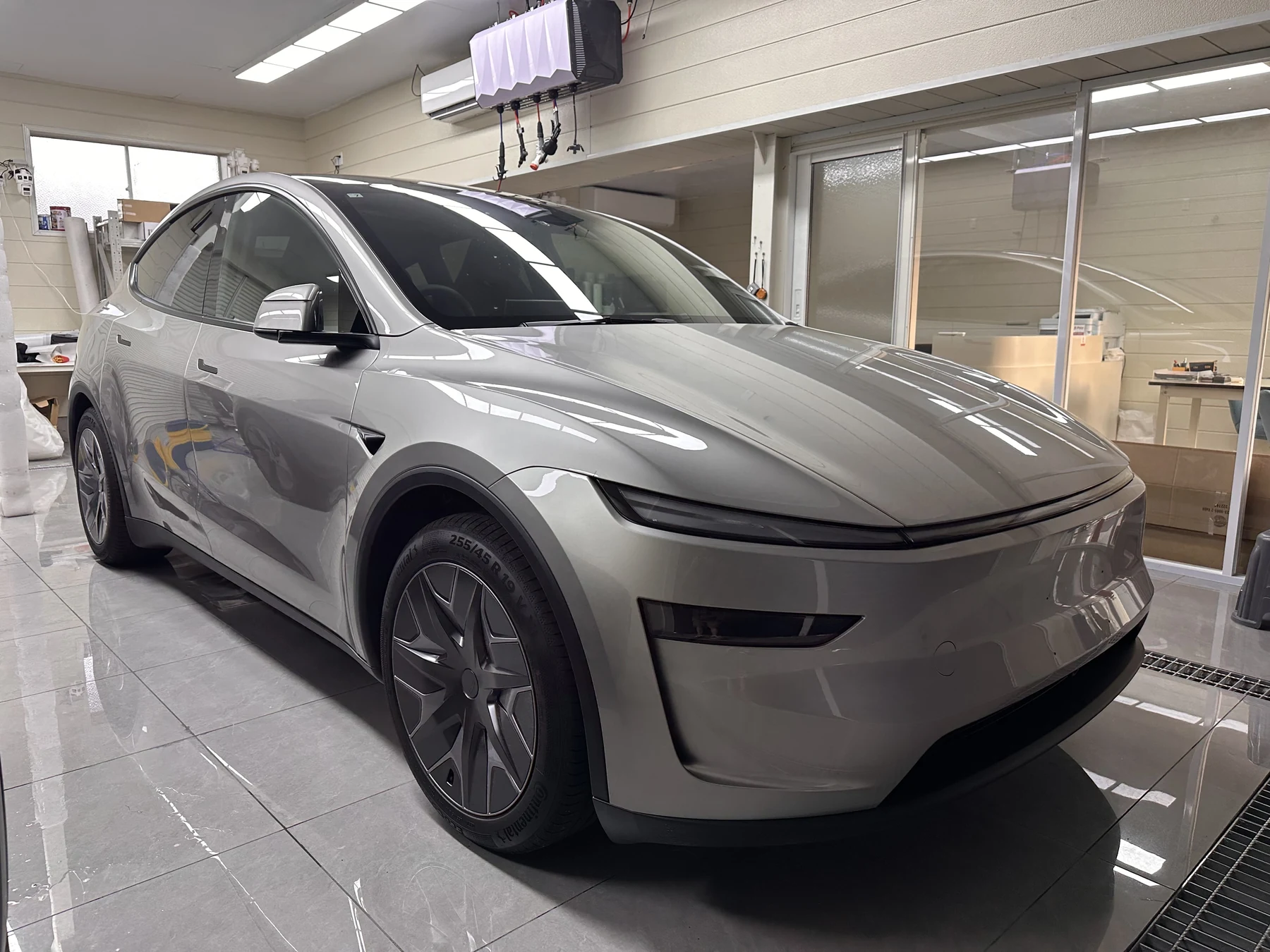 Tesla Model Y L コズミックシルバー 透明マットPPF施工前 フロントサイド