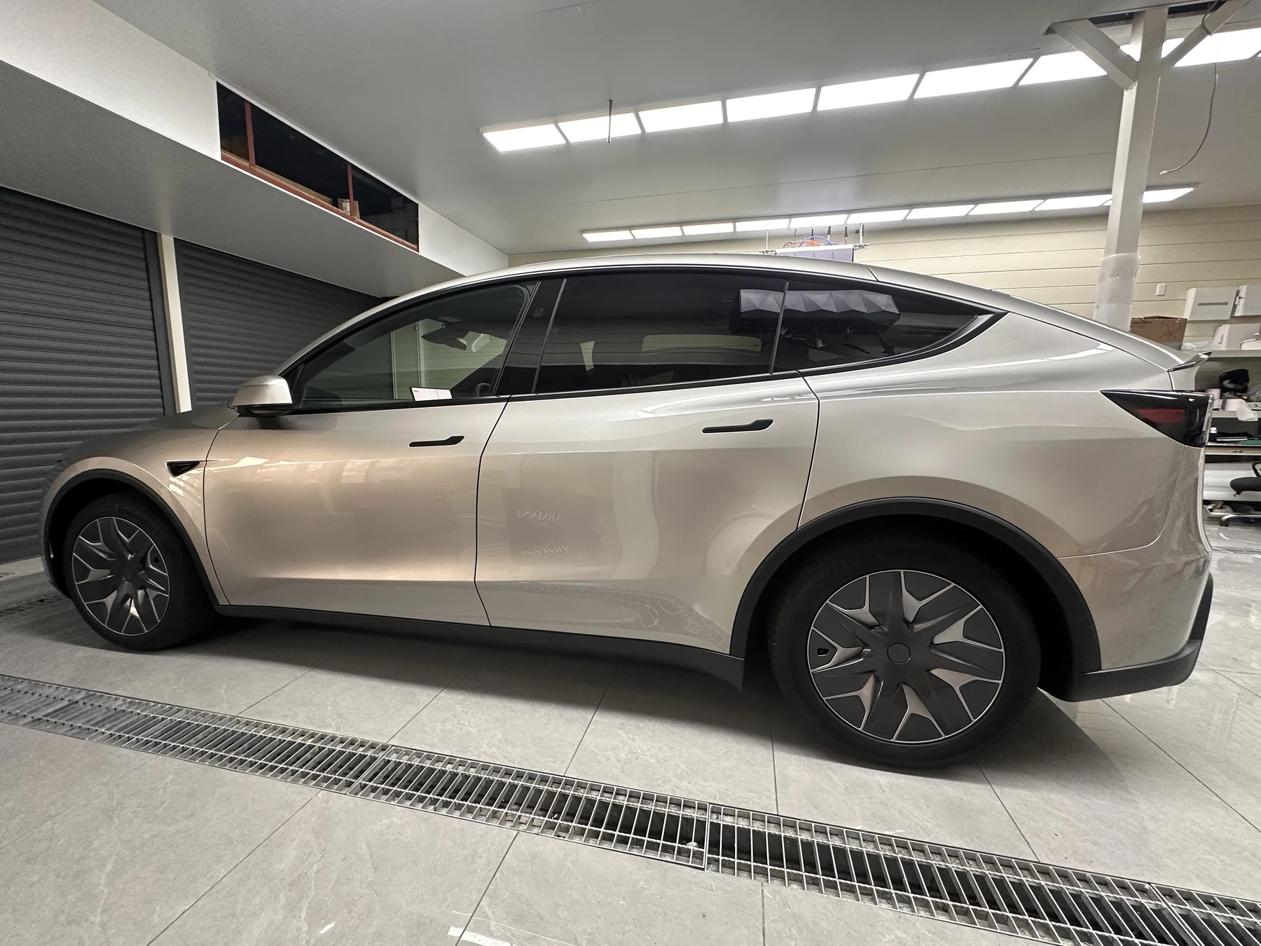 Tesla Model Y L コズミックシルバー 透明マットPPF施工前 サイド