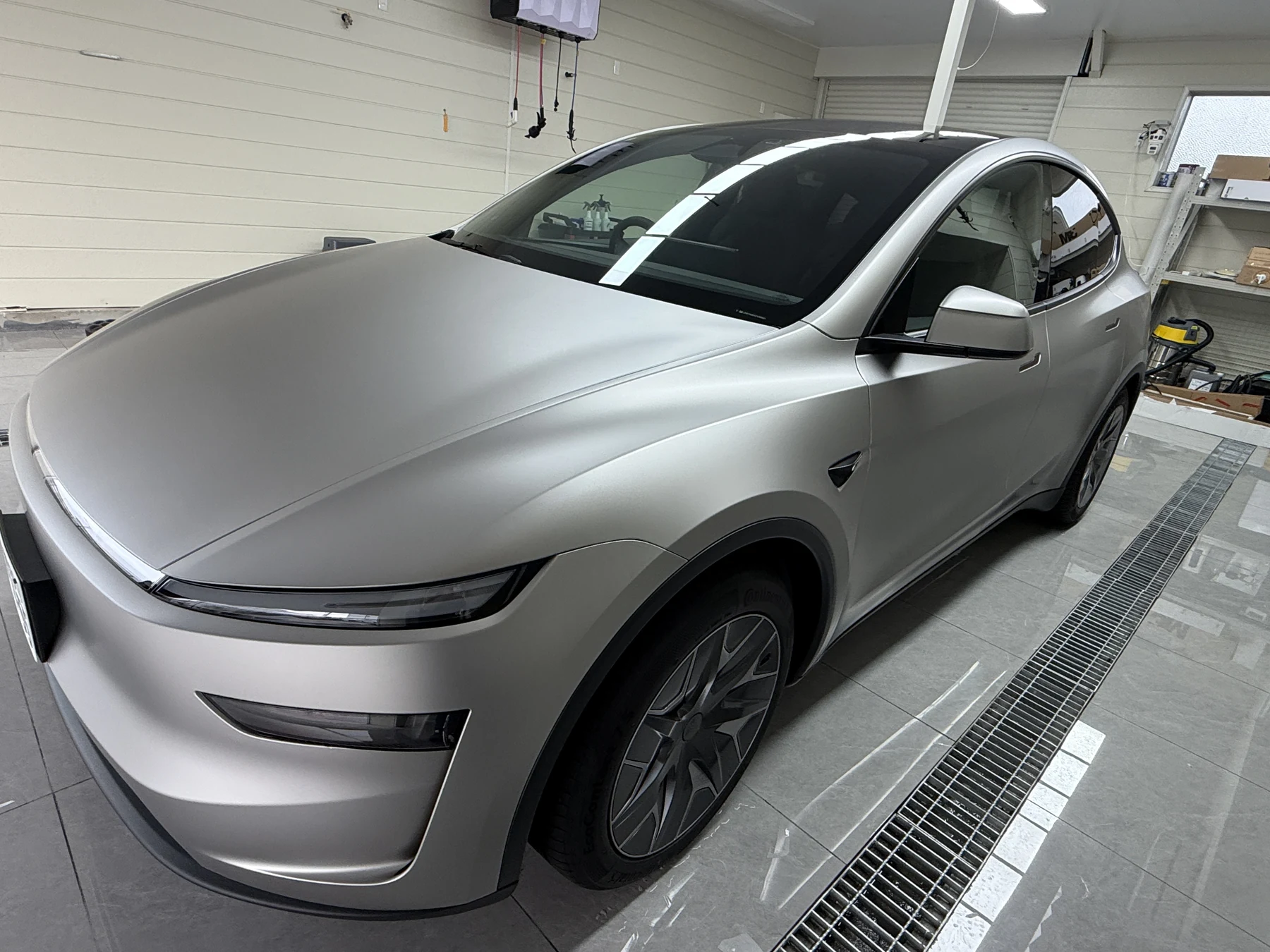 Tesla Model Y L コズミックシルバー 透明マットPPF施工後 フロントサイド