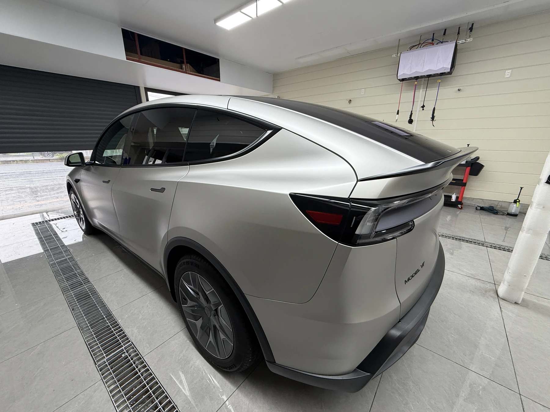 Tesla Model Y L コズミックシルバー 透明マットPPF施工後 リアサイド