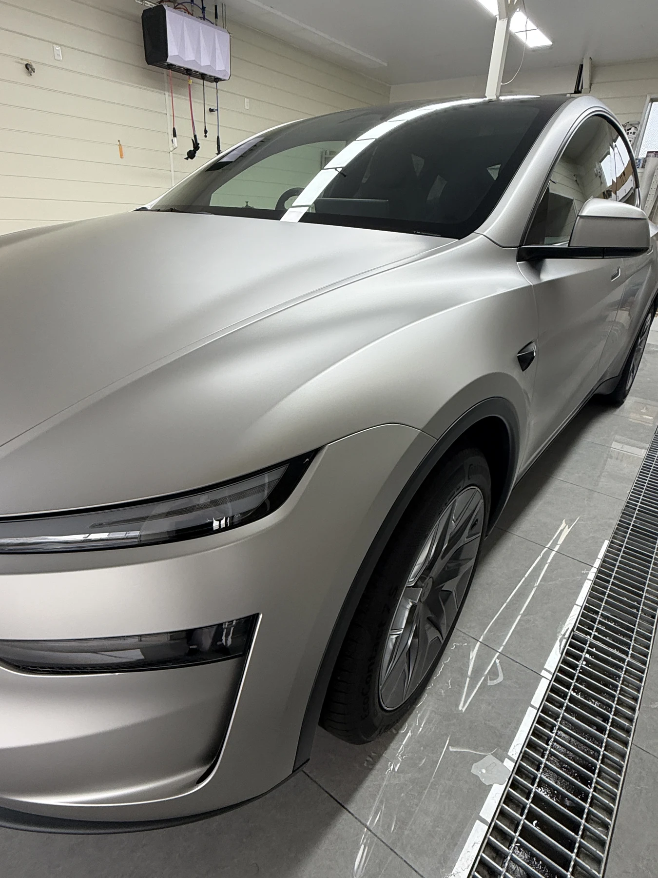Tesla Model Y L コズミックシルバー 透明マットPPF ボンネットとフロントディテール