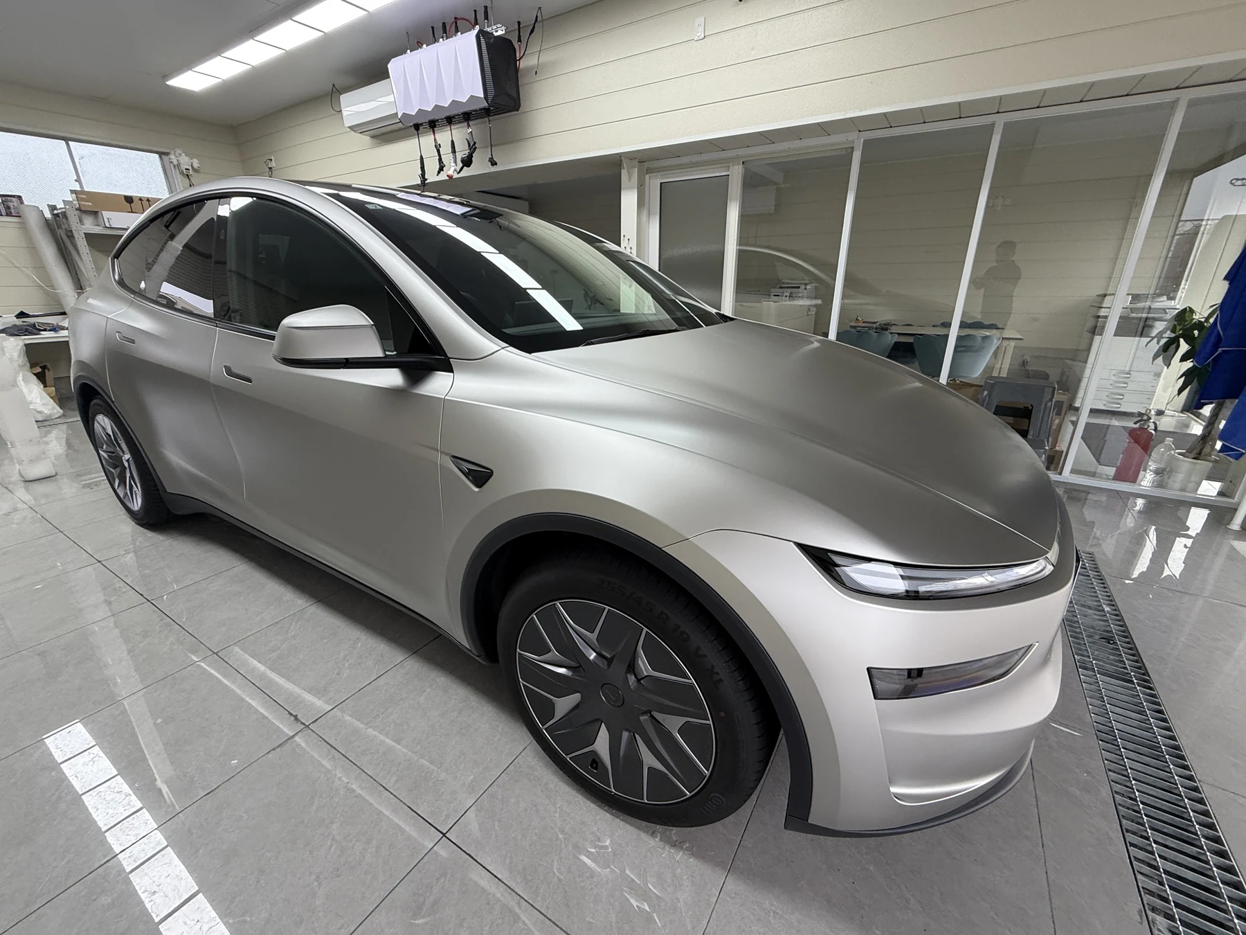 大阪市住之江区 EISUI WRAP Tesla Model Y L コズミックシルバー EISUI OEM透明マットPPF施工事例