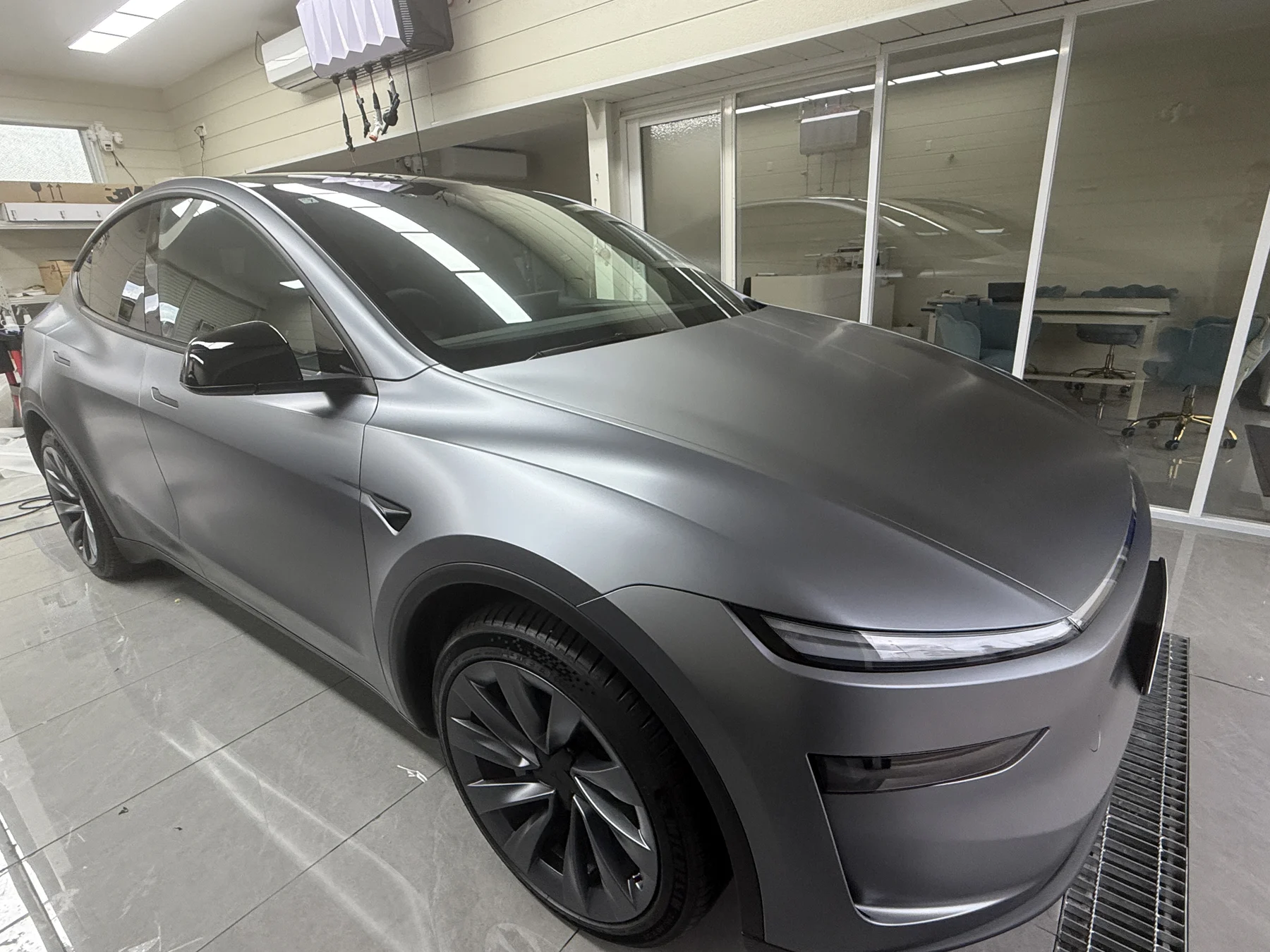 Tesla Model Y クイックシルバー EISUIサテンPPF施工後 フロント斜め