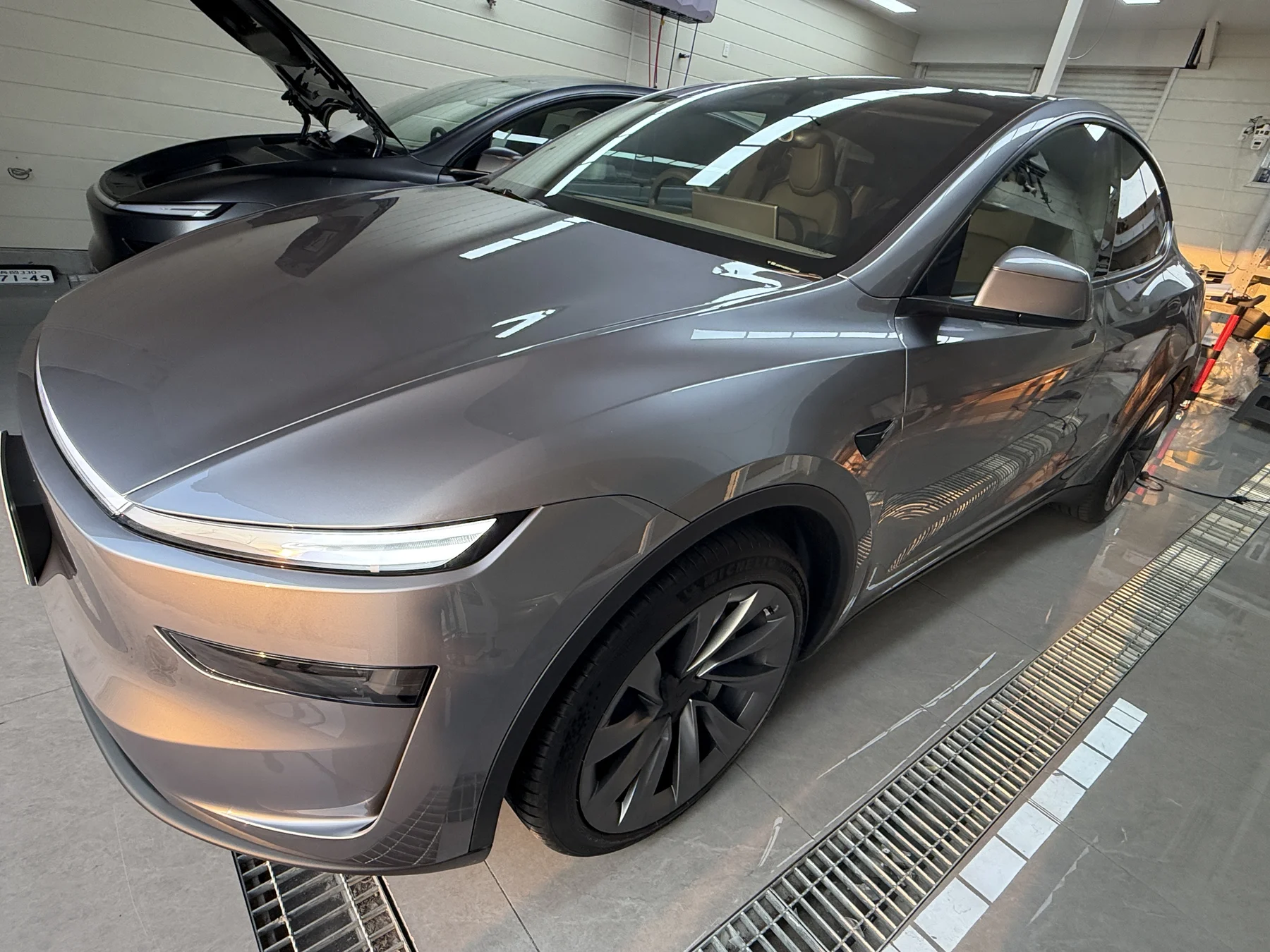 Tesla Model Y クイックシルバー 施工前 フロント斜め