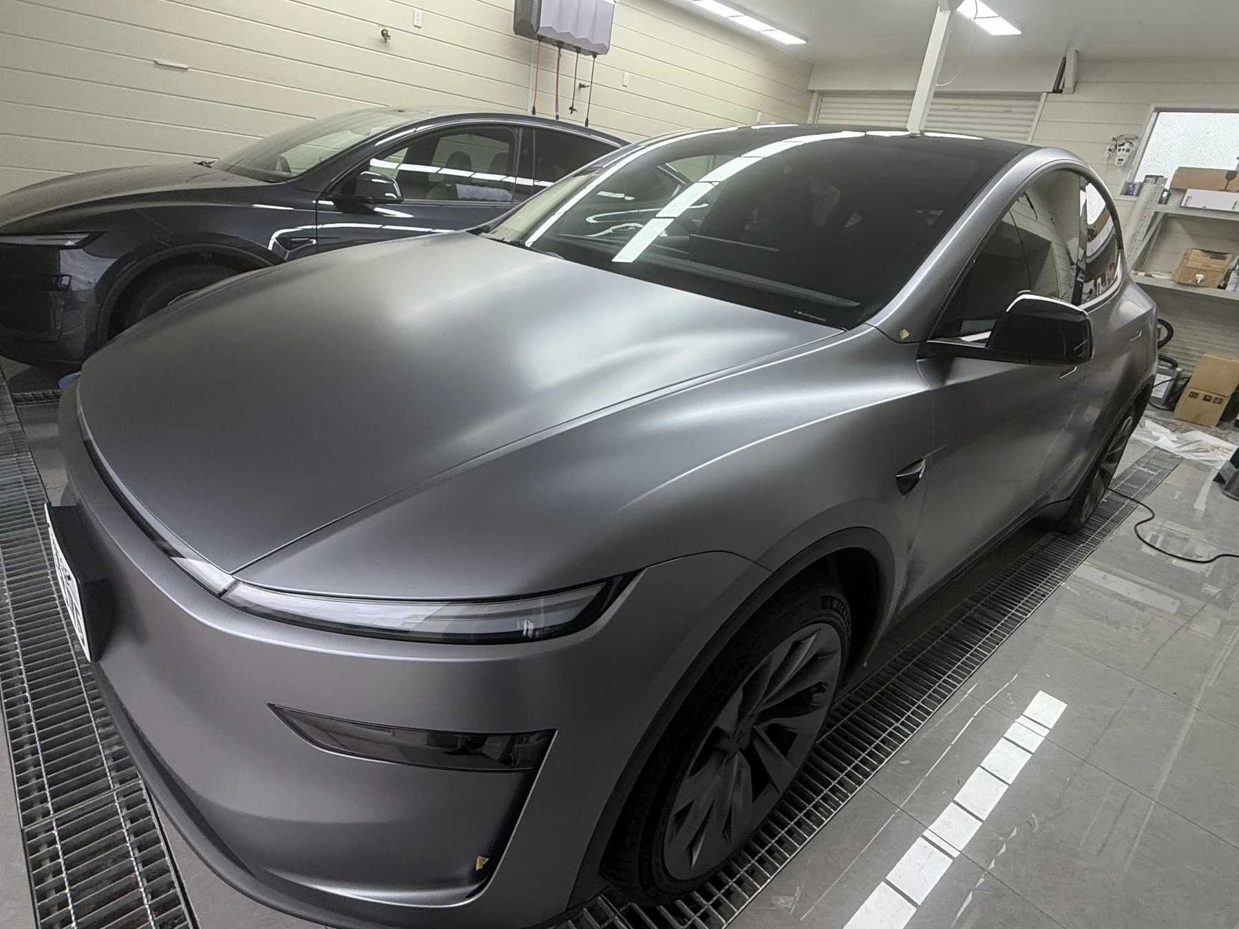 大阪市住之江区 EISUI WRAP Tesla Model Y クイックシルバー EISUIサテンPPF施工後 フロント斜め