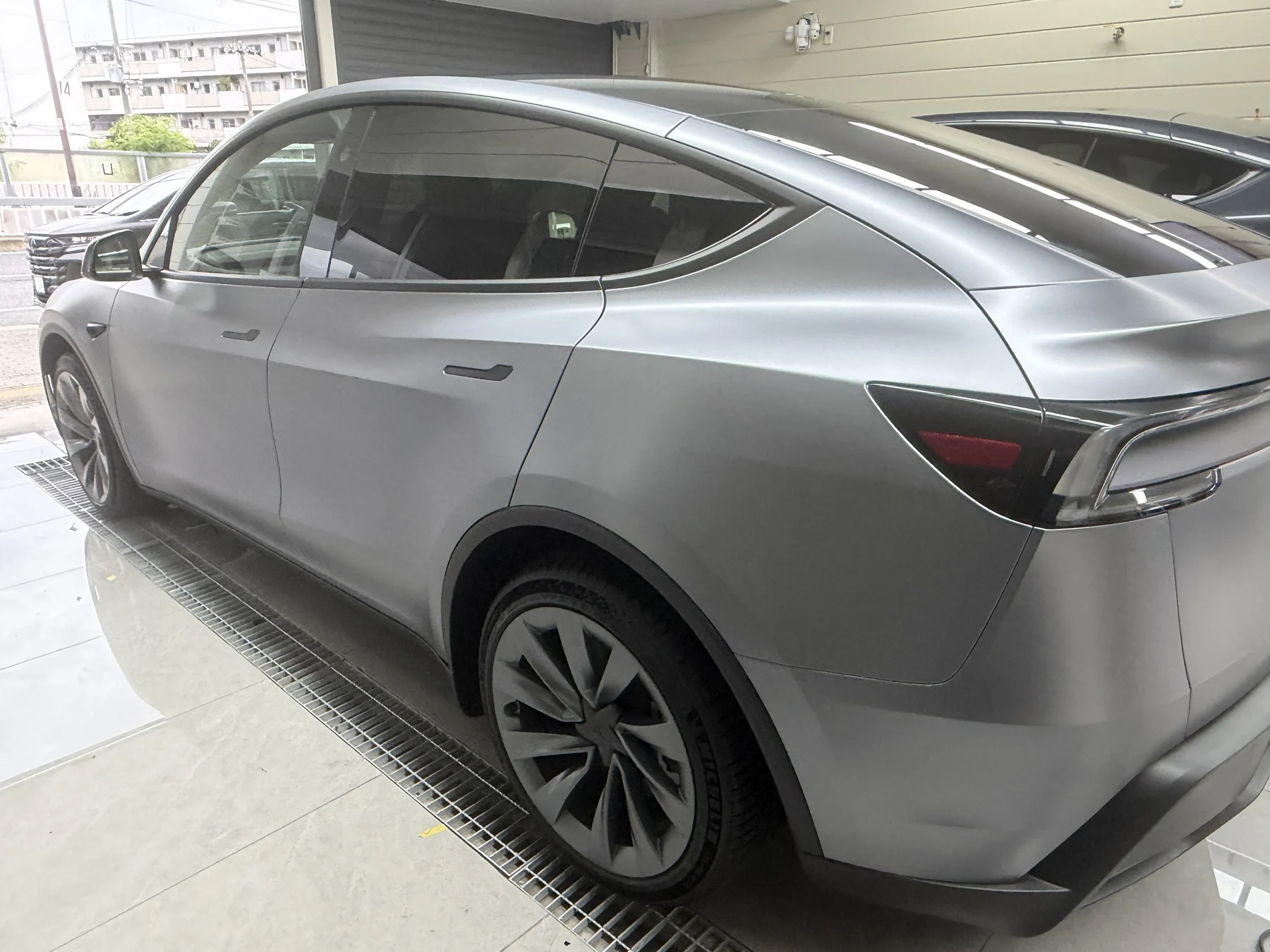Tesla Model Y クイックシルバー EISUIサテンPPF施工後 サイド