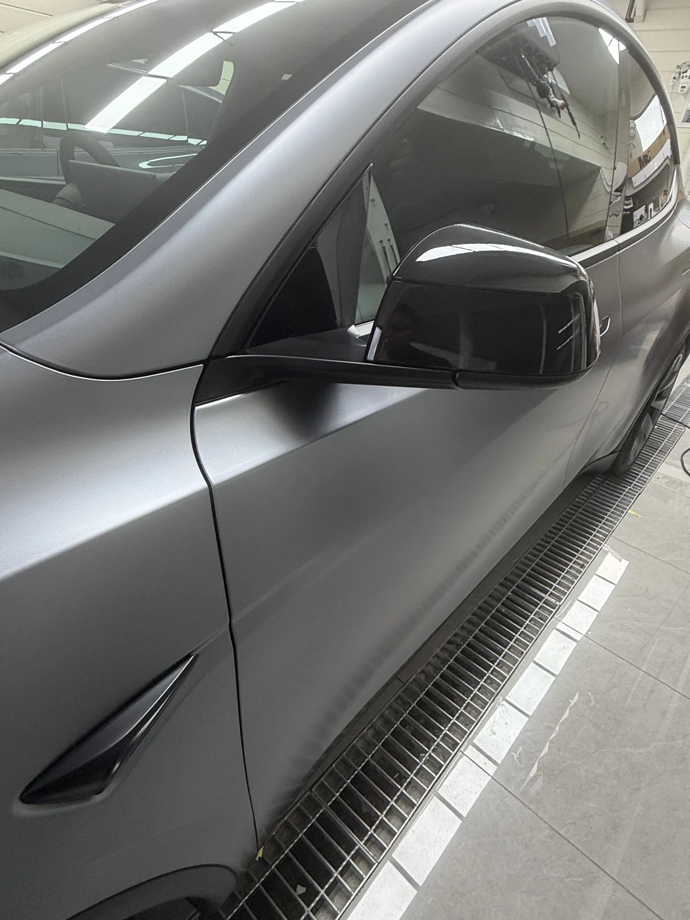 Tesla Model Y クイックシルバー 施工後 ウインドウモールとグロスブラックミラー