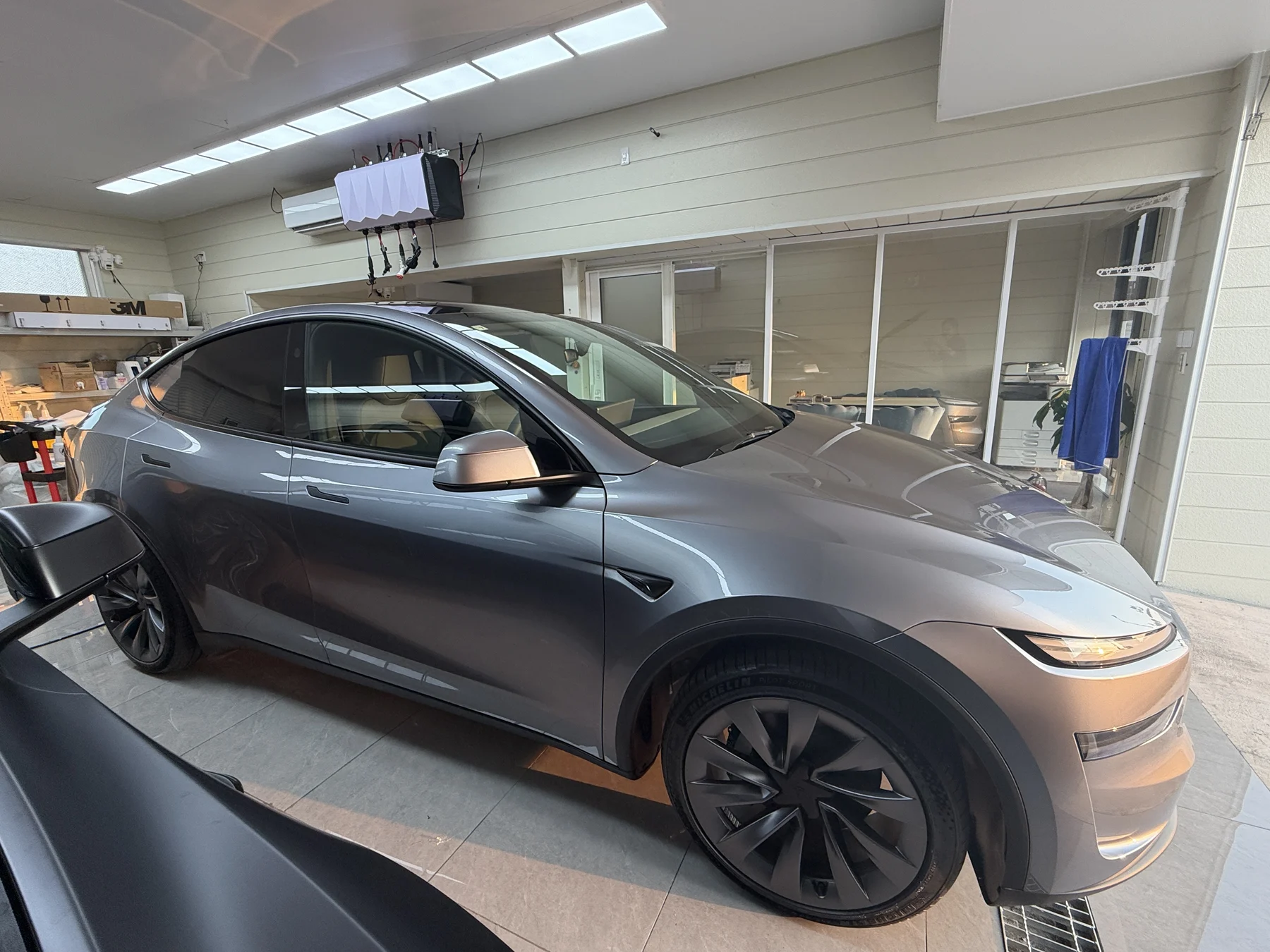 Tesla Model Y クイックシルバー 施工前 ウインドウモールとミラー